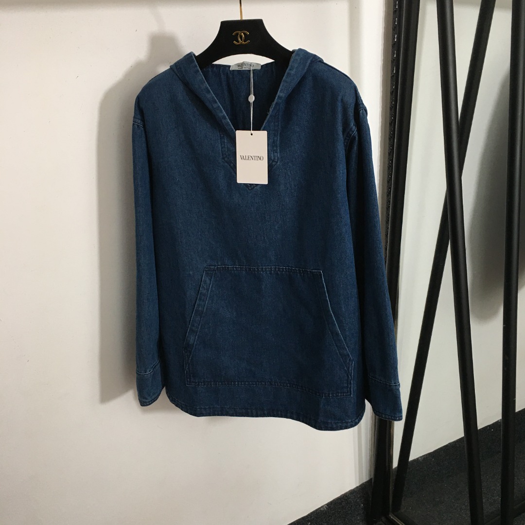 NO:830610,Model number 5769 Valentin* new V letter hardware decoration long-sleeved hooded denim sweatshirt, blue, SML, [M size; shoulder width 49, bust 114, sleeve length 58, clothing length 71], Valentino-clothing, valentino, valentino, hoodie, sweatshirts, hats,19860909款号5769 Valentin*新款 V字母五金装饰 长袖连帽套头牛仔卫衣,蓝色,SML,【M码；肩宽49,胸围114,袖长58,衣长71】,华伦天奴-服装,valentino,valentino,hoodie,sweatshirts,hats,,Women's clothing