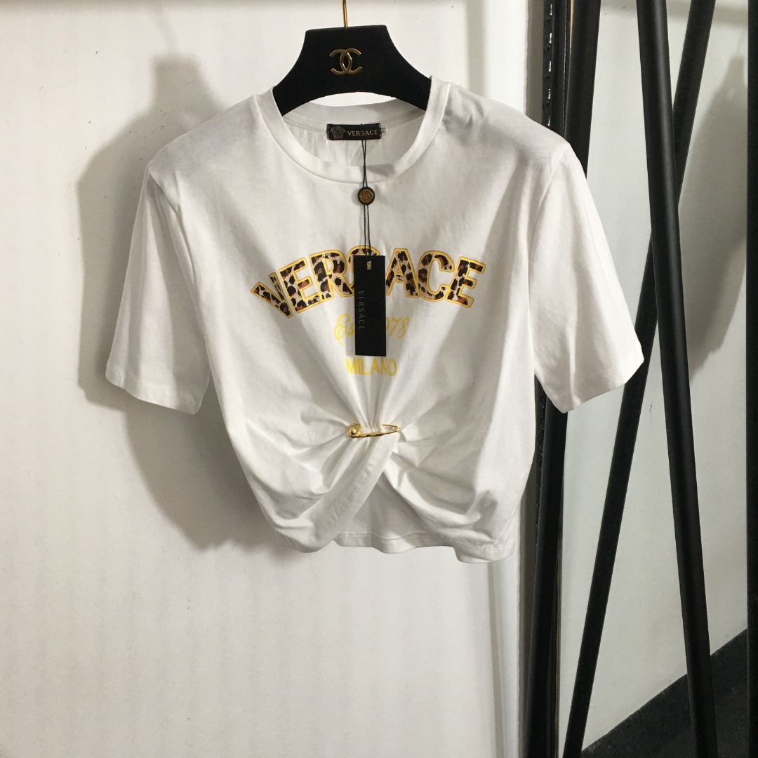 NO:742388,Style No. 6938 Versac* New style portrait pin waist letter printed short-sleeved T-shirt, white, black, S-XL, [M size; shoulder width 40, chest 94, sleeve length 22, dress length 33-50], Versace-clothing,versace,versace,T-shirt,tees,t-shirt,19860909款号6938 Versac*新款 人像别针收腰 字母印花短袖短款T恤,白色,黑色,S-XL,【M码；肩宽40,胸围94,袖长22,衣长33-50】,范思哲-服装,versace,versace,T-shirt,tees，t-shirt,,Women's clothing