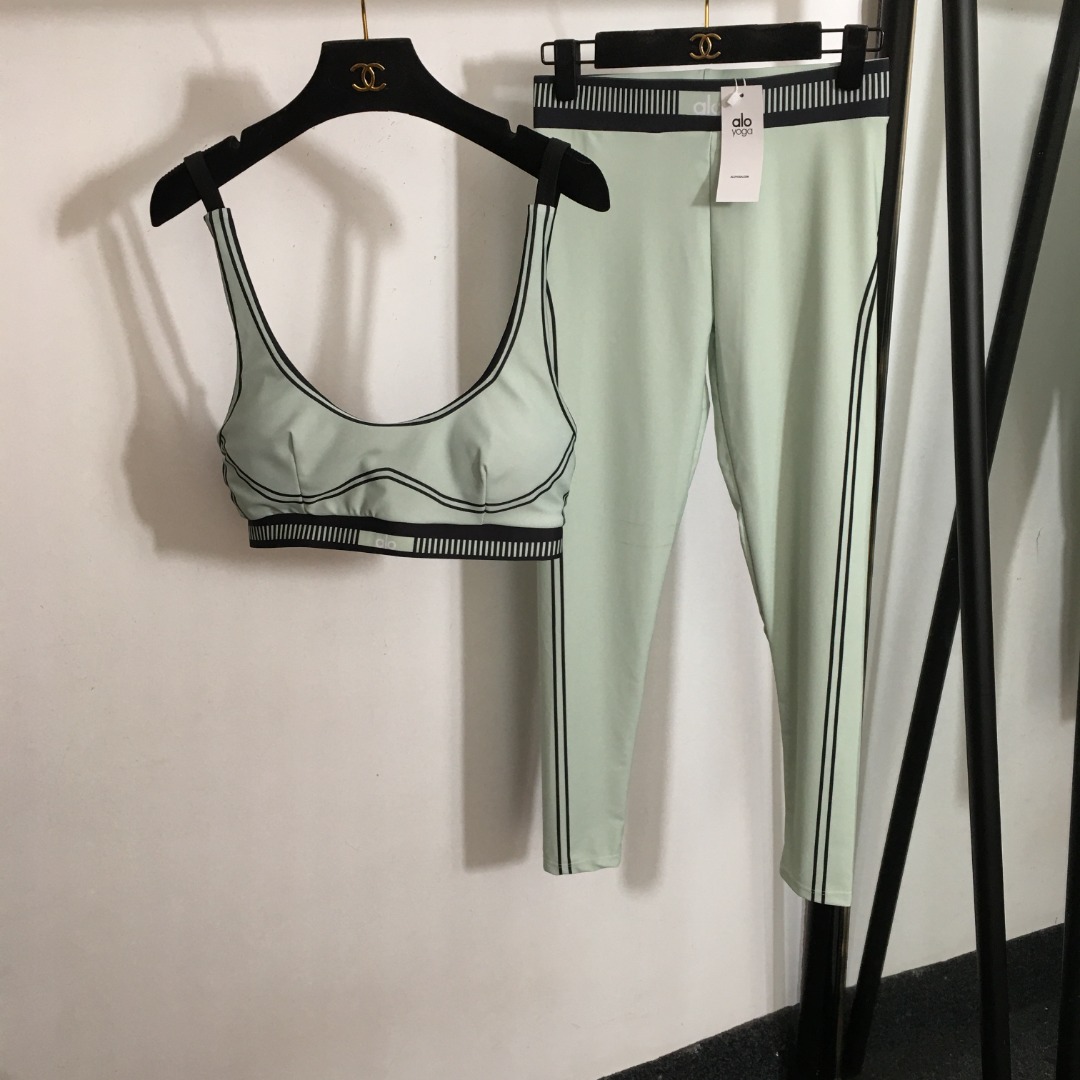 Alo Yoga Set: Tank Top with Pads & High Waist Leggings - Gym, Workout, Pilates 3 o 1ic24jn33ocu9ur11s511afn9ta