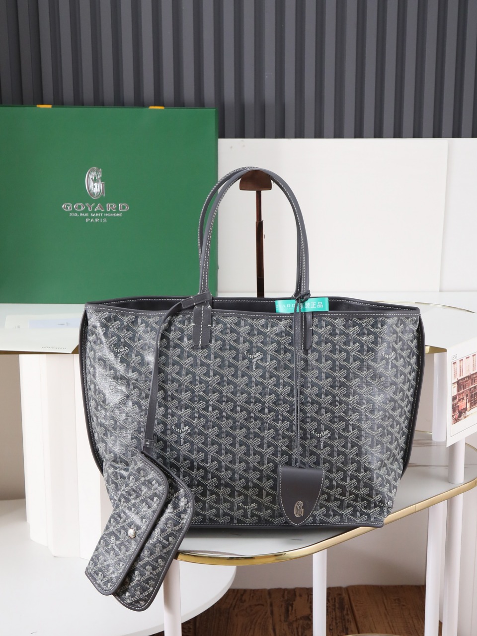 NO:618416,[Super quality original material leather] The anjou small bag is a leather version of the iconic saintlouis bag, lined with goyardine canvas. It offers two different aesthetic styles. Its gradually thickened handles provide a good grip and a comfortable feeling. The capacity of the anjou small bag can meet the daily use needs of city life. 30 cm x 14 cm x 25 cm 020166m gray, Goya [original], louis  vuitton, saint laurent19860909【特级品质 原厂料 皮里】 anjou小号包是标志性 saintlouis包的皮革版本,内衬采用goyardine帆布.它提供两种不同的美 风格.其逐渐加厚的提手可提供良好的抓握力和舒适的感受.anjou小号包的容量可满足城市生活的日常使用需求. 30 cm x 14 cm x 25 cm 020166m灰,戈雅【原厂】,louis vuitton,saint laurent,Bag