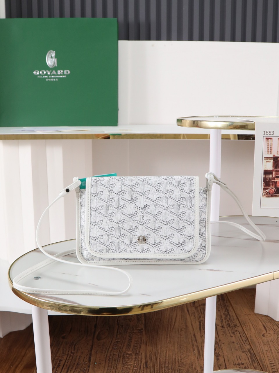 NO:618478,[Premium quality original materials] The plumet clutch is inspired by the pouch of the saintlouis bag, which is named after the Paris dock worker. This bag is designed to function as a wallet, which can store coins, banknotes and cards. It can also be equipped with a shoulder strap and worn cross-body like a small bag. Its 3 independent pocket system can perfectly adapt to its contents, showing elegance. Dimensions: 20.5x2.5x14 cm  With complete packaging, 020150 white, Goya [original], louis vuitton, saint laurent, wallets, handbag19860909【特级品质 原厂料】 plumet 手拿包的灵感来自 saintlouis包的小袋,它以巴黎码头的工人的名称命名.这款包的设计具有钱包功能,可存放硬币、纸钞和卡片,可另外搭配肩带,像小包一样斜挎在身上.它的3个独立口袋系统能够完美适应其内装物,尽显优雅. 尺寸:20.5x2.5x14 cm 配全套包装,020150白色,戈雅【原厂】,louis vuitton,saint laurent,wallets,handbag,Bag