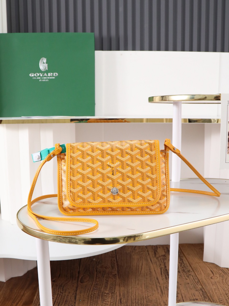 NO:618488,[Premium quality original materials] The plumet clutch is inspired by the pouch of the saintlouis bag, which is named after the Paris dock worker. This bag is designed to function as a wallet, which can store coins, banknotes and cards. It can also be equipped with a shoulder strap and worn cross-body like a small bag. Its 3 independent pocket system can perfectly adapt to its contents, showing elegance. Dimensions: 20.5x2.5x14 cm  Comes with complete packaging, 020150 yellow, Goya [original], louis vuitton, saint laurent, wallets, handbag19860909【特级品质 原厂料】 plumet 手拿包的灵感来自 saintlouis包的小袋,它以巴黎码头的工人的名称命名.这款包的设计具有钱包功能,可存放硬币、纸钞和卡片,可另外搭配肩带,像小包一样斜挎在身上.它的3个独立口袋系统能够完美适应其内装物,尽显优雅. 尺寸:20.5x2.5x14 cm 配全套包装,020150黄色,戈雅【原厂】,louis vuitton,saint laurent,wallets,handbag,Bag