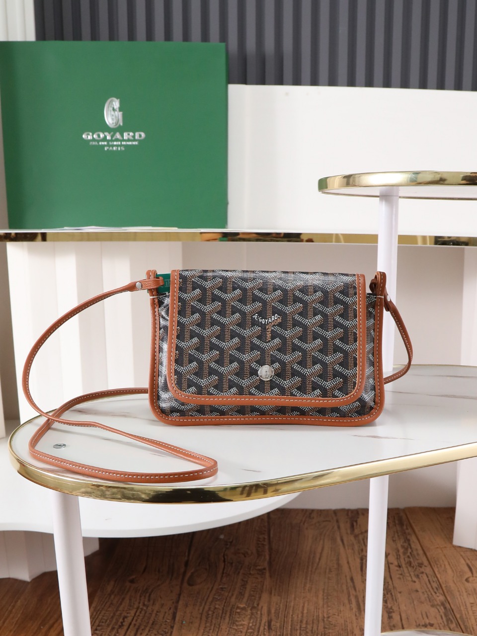 NO:618489,[Premium quality original materials] The plumet clutch is inspired by the pouch of the saintlouis bag, which is named after the Paris dock worker. This bag is designed to function as a wallet, which can store coins, banknotes and cards. It can also be equipped with a shoulder strap and worn cross-body like a small bag. Its 3 independent pocket system can perfectly adapt to its contents, showing elegance. Dimensions: 20.5x2.5x14 cm  With full set of packaging, 020150 brown, Goya [original], louis vuitton, saint laurent, wallets, handbag19860909【特级品质 原厂料】 plumet 手拿包的灵感来自 saintlouis包的小袋,它以巴黎码头的工人的名称命名.这款包的设计具有钱包功能,可存放硬币、纸钞和卡片,可另外搭配肩带,像小包一样斜挎在身上.它的3个独立口袋系统能够完美适应其内装物,尽显优雅. 尺寸:20.5x2.5x14 cm 配全套包装,020150棕色,戈雅【原厂】,louis vuitton,saint laurent,wallets,handbag,Bag