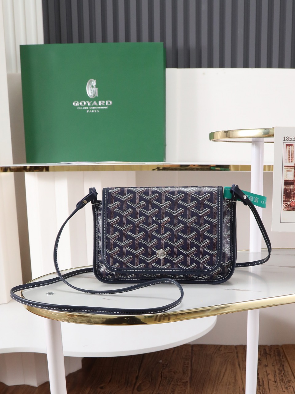 NO:618499,[Premium quality original materials] The plumet clutch is inspired by the pouch of the saintlouis bag, which is named after the Paris dock worker. This bag is designed to function as a wallet, which can store coins, banknotes and cards. It can also be equipped with a shoulder strap and worn cross-body like a small bag. Its 3 independent pocket system can perfectly adapt to its contents, showing elegance. Dimensions: 20.5x2.5x14 cm  With full set of packaging, 020150 blue, Goya [original], louis vuitton, saint laurent, wallets, handbag19860909【特级品质 原厂料】 plumet 手拿包的灵感来自 saintlouis包的小袋,它以巴黎码头的工人的名称命名.这款包的设计具有钱包功能,可存放硬币、纸钞和卡片,可另外搭配肩带,像小包一样斜挎在身上.它的3个独立口袋系统能够完美适应其内装物,尽显优雅. 尺寸:20.5x2.5x14 cm 配全套包装,020150蓝色,戈雅【原厂】,louis vuitton,saint laurent,wallets,handbag,Bag