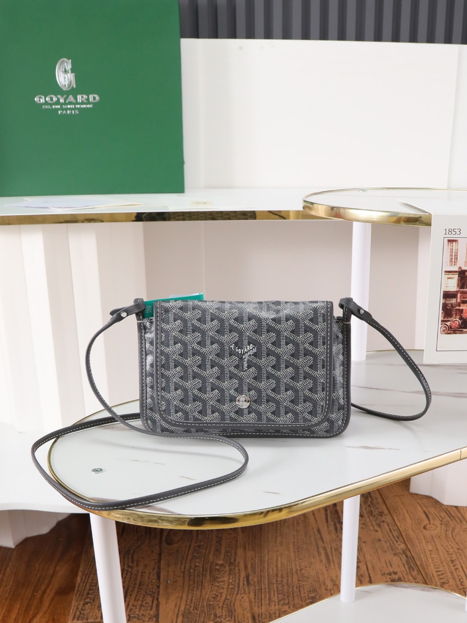 NO:618507,[Premium quality original materials] The plumet clutch is inspired by the pouch of the saintlouis bag, which is named after the Paris dock worker. This bag is designed to function as a wallet, which can store coins, banknotes and cards. It can also be equipped with a shoulder strap and worn cross-body like a small bag. Its 3 independent pocket system can perfectly adapt to its contents, showing elegance. Dimensions: 20.5x2.5x14 cm  Comes with complete packaging, 020150 gray, Goya [original], louis vuitton, saint laurent, wallets, handbag19860909【特级品质 原厂料】 plumet 手拿包的灵感来自 saintlouis包的小袋,它以巴黎码头的工人的名称命名.这款包的设计具有钱包功能,可存放硬币、纸钞和卡片,可另外搭配肩带,像小包一样斜挎在身上.它的3个独立口袋系统能够完美适应其内装物,尽显优雅. 尺寸:20.5x2.5x14 cm 配全套包装,020150灰色,戈雅【原厂】,louis vuitton,saint laurent,wallets,handbag,Bag