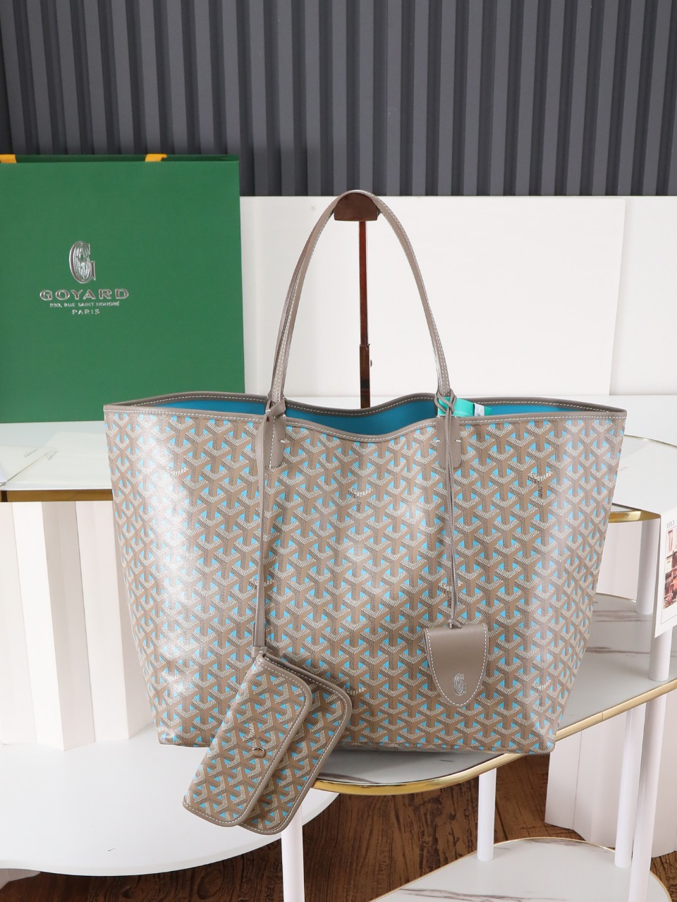 NO:618556,[Super quality original material] The saint louis large bag is made of goyardine canvas, unlined, soft and light, and can be used on both sides. The front is made of goyardine canvas and the other side is made of cotton and linen knitted material. The two leather handles change from thin to thick and support a variety of carrying methods. It has a detachable inner bag that hangs on one of the handles of the bag for quick access. 34 cm x 20 cm x 40 cm 020146L Caramel  With gift bag, Goya [original], louis vuitton, saint laurent19860909【特级品质 原厂料】 saint louis 大号包采用 goyardine 帆布制成,无衬里,柔软而轻盈,可双面使用,正面为 goyardine 帆布材质,另一面为棉麻针织材质.两个皮革提手从细变粗,支持多种背法.它带有一个可拆卸内袋,挂在包的一个提手上,方便快速取用. 34 cm x 20 cm x 40 cm 020146L咖蓝 配礼品袋,戈雅【原厂】,louis vuitton,saint laurent,Bag