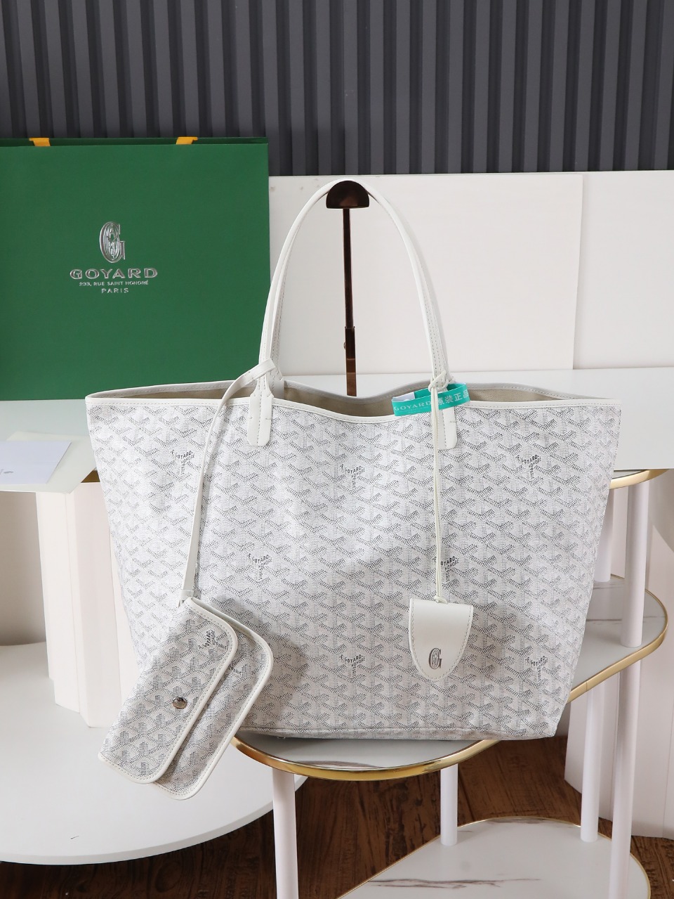 NO:618578,[Super quality original material] Saint Louis large bag is made of goyardine canvas, unlined, soft and light, reversible, the front is made of goyardine canvas and the other side is made of cotton and linen knitted material. The two leather handles change from thin to thick, supporting multiple carrying methods. It comes with a detachable inner bag that hangs on one of the handles of the bag for quick access. 34 cm x 20 cm x 40 cm 020146L White  With gift bag, Goya [original], louis vuitton, saint laurent19860909【特级品质 原厂料】 saint louis 大号包采用 goyardine 帆布制成,无衬里,柔软而轻盈,可双面使用,正面为 goyardine 帆布材质,另一面为棉麻针织材质.两个皮革提手从细变粗,支持多种背法.它带有一个可拆卸内袋,挂在包的一个提手上,方便快速取用. 34 cm x 20 cm x 40 cm 020146L白 配礼品袋,戈雅【原厂】,louis vuitton,saint laurent,Bag