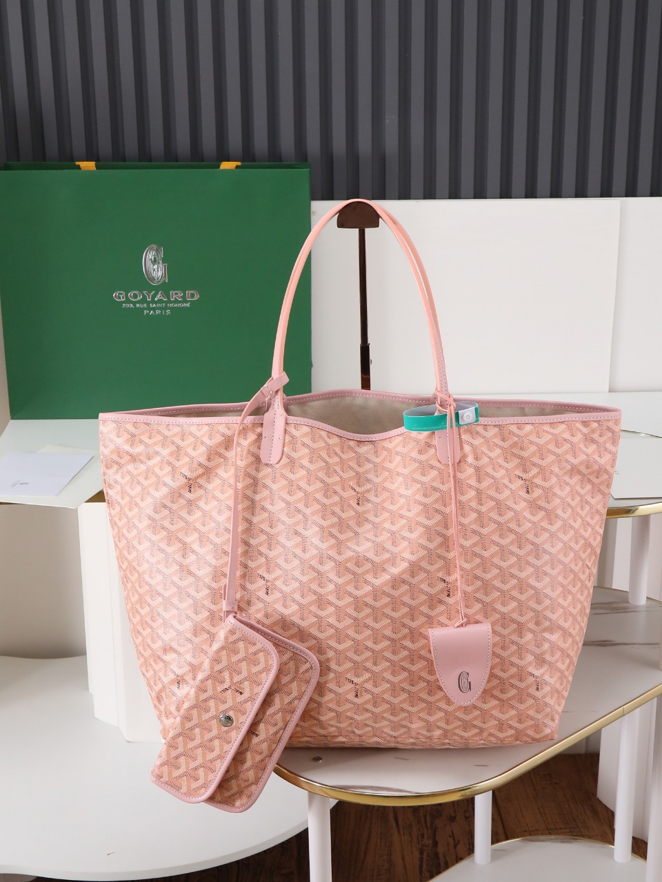 NO:618588,[Super quality original material] The saint louis large bag is made of goyardine canvas, unlined, soft and light, and can be used on both sides. The front is made of goyardine canvas and the other side is made of cotton and linen knitted material. The two leather handles change from thin to thick and support a variety of carrying methods. It comes with a detachable inner bag that hangs on one of the handles of the bag for quick access. 34 cm x 20 cm x 40 cm 020146L Pink  With gift bag, Goya [original], louis vuitton, saint laurent19860909【特级品质 原厂料】 saint louis 大号包采用 goyardine 帆布制成,无衬里,柔软而轻盈,可双面使用,正面为 goyardine 帆布材质,另一面为棉麻针织材质.两个皮革提手从细变粗,支持多种背法.它带有一个可拆卸内袋,挂在包的一个提手上,方便快速取用. 34 cm x 20 cm x 40 cm 020146L粉 配礼品袋,戈雅【原厂】,louis vuitton,saint laurent,Bag