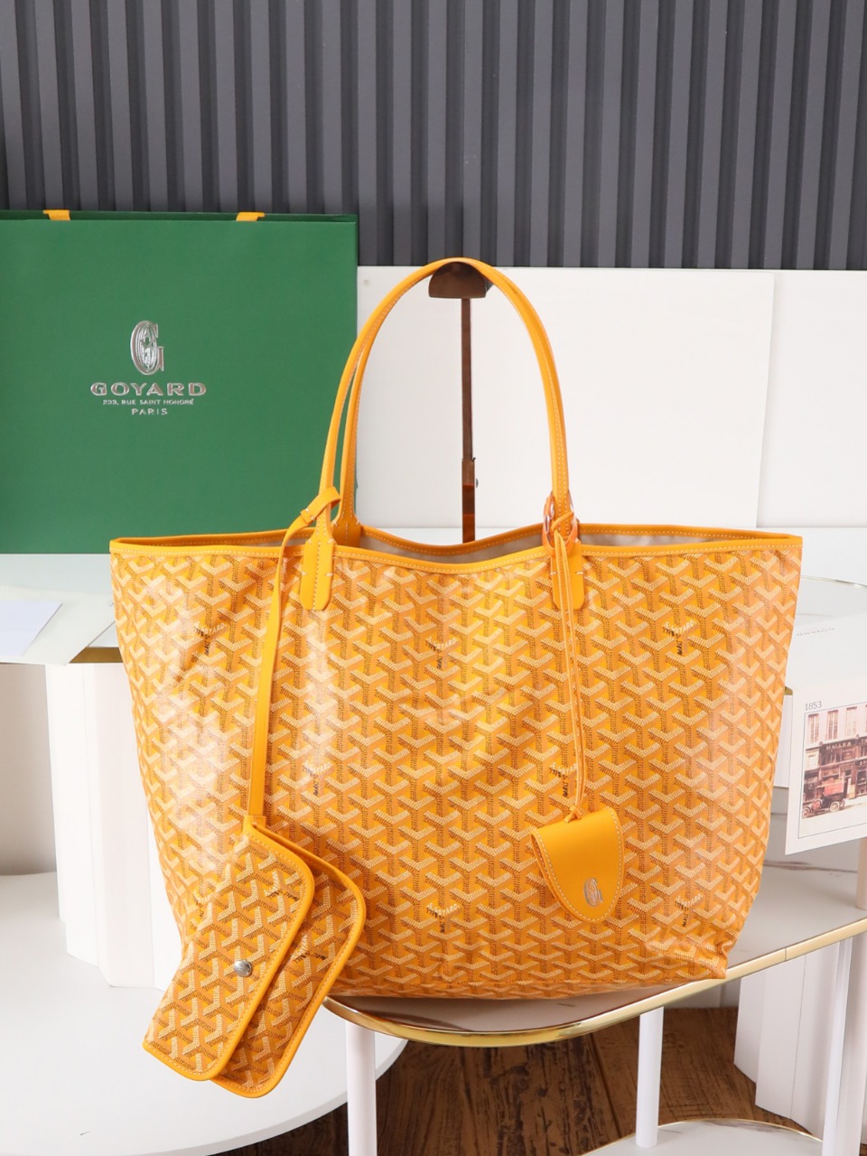 NO:618598,[Super quality original material] Saint Louis large bag is made of goyardine canvas, unlined, soft and light, reversible, the front is made of goyardine canvas and the other side is made of cotton and linen knitted material. The two leather handles change from thin to thick, supporting multiple carrying methods. It comes with a detachable inner bag that hangs on one of the handles of the bag for quick access. 34 cm x 20 cm x 40 cm 020146L Yellow  With gift bag, Goya [original], louis vuitton, saint laurent19860909【特级品质 原厂料】 saint louis 大号包采用 goyardine 帆布制成,无衬里,柔软而轻盈,可双面使用,正面为 goyardine 帆布材质,另一面为棉麻针织材质.两个皮革提手从细变粗,支持多种背法.它带有一个可拆卸内袋,挂在包的一个提手上,方便快速取用. 34 cm x 20 cm x 40 cm 020146L黄 配礼品袋,戈雅【原厂】,louis vuitton,saint laurent,Bag