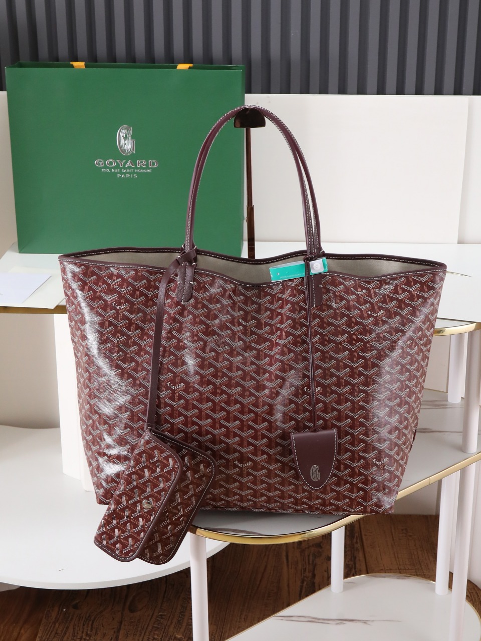 NO:618569,[Super quality original material] The saint louis large bag is made of goyardine canvas, unlined, soft and light, and can be used on both sides. The front is made of goyardine canvas and the other side is made of cotton and linen knitted material. The two leather handles change from thin to thick and support a variety of carrying methods. It comes with a detachable inner bag that hangs on one of the handles of the bag for quick access. 34 cm x 20 cm x 40 cm 020146L Date Red  With gift bag, Goya [original], louis vuitton, saint laurent19860909【特级品质 原厂料】 saint louis 大号包采用 goyardine 帆布制成,无衬里,柔软而轻盈,可双面使用,正面为 goyardine 帆布材质,另一面为棉麻针织材质.两个皮革提手从细变粗,支持多种背法.它带有一个可拆卸内袋,挂在包的一个提手上,方便快速取用. 34 cm x 20 cm x 40 cm 020146L枣红 配礼品袋,戈雅【原厂】,louis vuitton,saint laurent,Bag