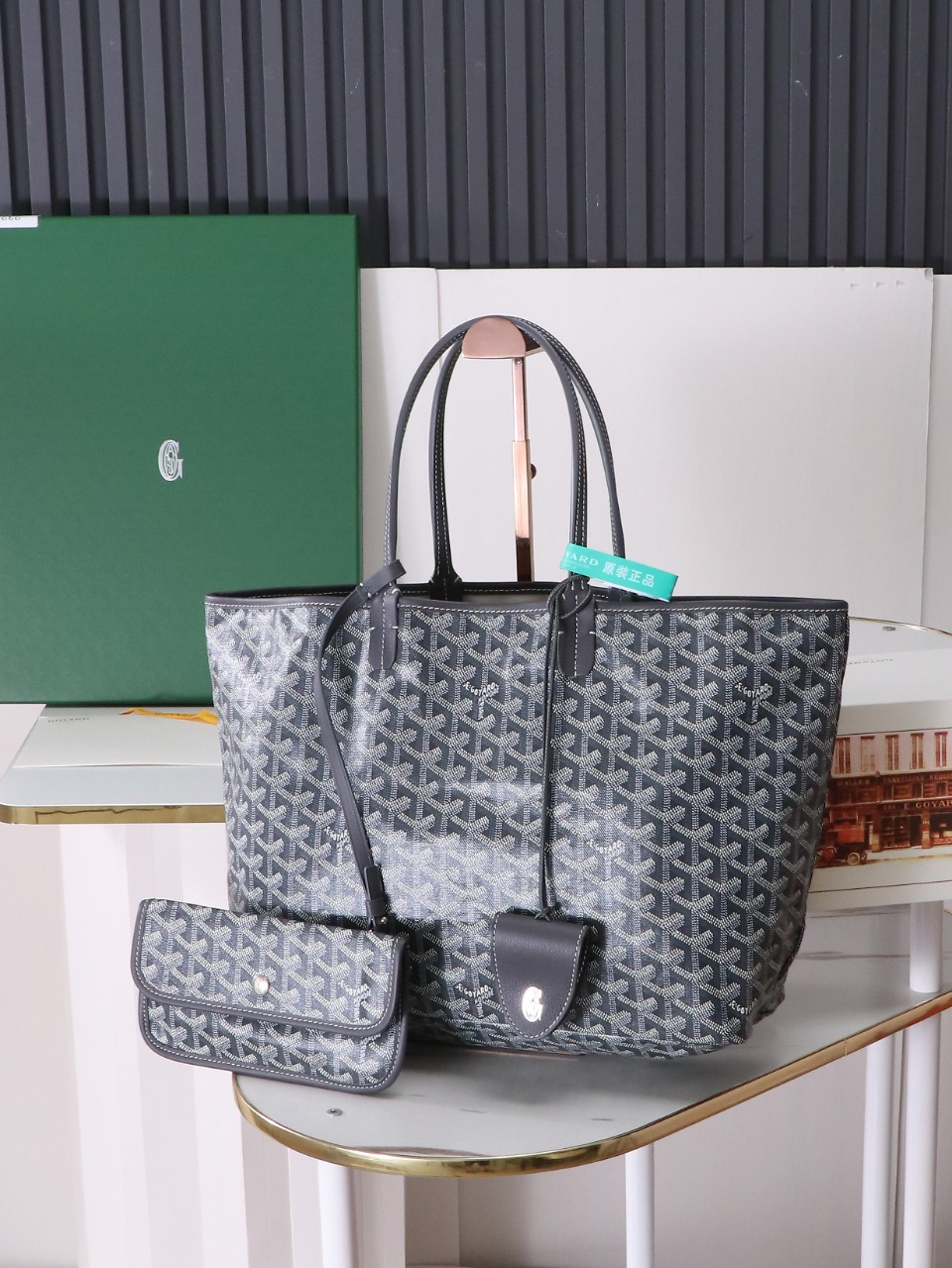 NO:618619,[Super quality original material] Saint Louis small shopping bag, made of goyardine canvas, unlined, soft and light, reversible, the front is made of goyardine canvas, the other side is made of cotton and linen knitted material. The two leather handles change from thin to thick, supporting multiple carrying methods. It has a detachable inner bag that can be hung on one of the handles of the bag for quick access. 28 cm x 15 cm x 34 cm  With gift bag, 020146m gray, Goya [original], louis vuitton, saint laurent19860909【特级品质 原厂料】 saint louis 小号购物包,采用 goyardine 帆布制成,无衬里,柔软而轻盈,可双面使用,正面为 goyardine 帆布材质,另一面为棉麻针织材质.两个皮革提手从细变粗,支持多种背法.它带有一个可拆卸内袋,挂在包的一个提手上,方便快速取用. 28 cm x 15 cm x 34 cm 配礼品袋,020146m灰色,戈雅【原厂】,louis vuitton,saint laurent,Bag