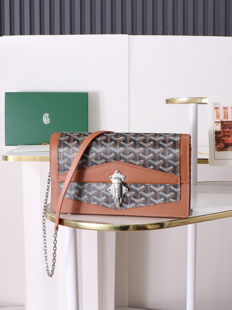 NO:618631,[Premium quality original material] Duchesse Marie-Caroline handed down treasures, the classicity of the handbag is reflected in its unique metal buckle, inspired by the historic luggage, clever and multi-purpose, with the help of the detachable chain shoulder strap, it can be easily converted from to or on the shoulder. Main material cotton and linen canvas & first-layer calfskin Internal material first-layer calfskin Size size: 25*15*6.5CM 01 brown, Goya [original factory], cowhide19860909【特级品质 原厂料】Duchesse Marie-Caroline传世珍品,手袋的经典之处体现在其独特的金属扣环上,灵感源于历史悠久的行李箱,巧妙且多用途,借助可拆卸的链条肩带,能轻松地从转换为或肩 主要材质棉麻帆布&头层小牛皮 内部材质头层小牛皮 尺寸size:25*15*6.5CM 01棕色,戈雅【原厂】,cowhide,Bag