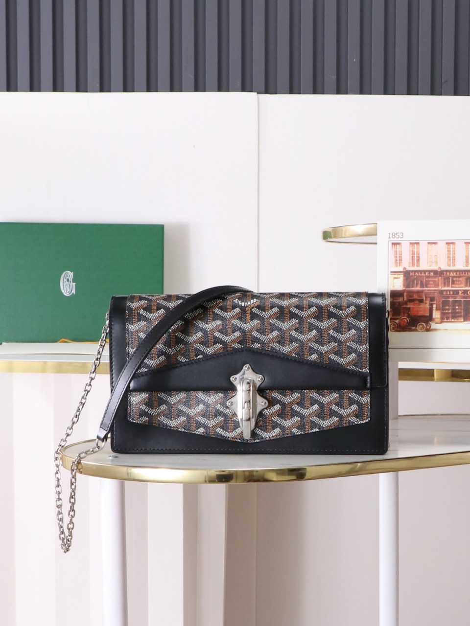 NO:618640,[Premium quality original material] Duchesse Marie-Caroline treasures passed down from generation to generation, the classicity of the handbag is reflected in its unique metal buckle, inspired by the historic luggage, clever and multi-purpose, with the help of the detachable chain shoulder strap, it can be easily converted from to or on the shoulder. Main material cotton and linen canvas & first-layer calfskin Internal material first-layer calfskin Size size: 25*15*6.5CM 01 black, Goya [original], cowhide19860909【特级品质 原厂料】Duchesse Marie-Caroline传世珍品,手袋的经典之处体现在其独特的金属扣环上,灵感源于历史悠久的行李箱,巧妙且多用途,借助可拆卸的链条肩带,能轻松地从转换为或肩 主要材质棉麻帆布&头层小牛皮 内部材质头层小牛皮 尺寸size:25*15*6.5CM 01黑色,戈雅【原厂】,cowhide,Bag