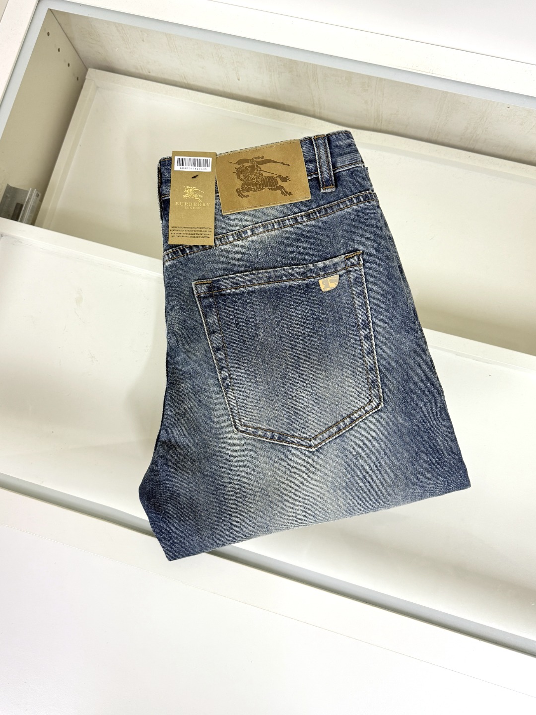 NO:460718,Burberry Burberry is coming, new models and new products are available for sale in the counter. The original jeans in physical stores are already 1:1 good products for the original jeans in the counter, suitable for all ages. The highest version of the imported European fabric in the market is comfortable, soft and skin-friendly, with super cool and fashionable and versatile upper body effect, straight and stylish, a must-have for the wardrobe!  Suitable for any occasion Size 28-38 None 37 Yes 35, Burberry, Burberry, Jeans, Alexander wang19860909Burberry 巴宝莉 爆款来袭 新款新品 专柜有售 实体店已极品牛仔裤专柜原版1:1好货,适合各个年龄段.市场最高版本的欧洲进口面料.舒适柔软亲肤,上身效果超级棒时尚百搭,笔挺有型,衣橱必备！适合任何场合穿着 尺码28-38 无37 有35,,burberry,burberry,jeans,alexander wang,Men's clothing