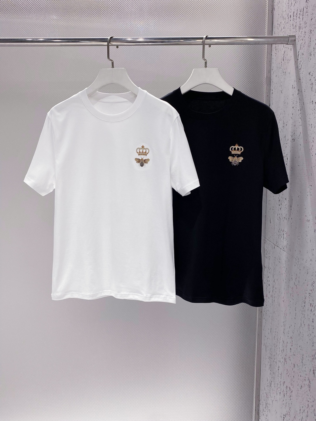 DG~皇冠蜜蜂刺绣圆领短袖T恤。二色集
