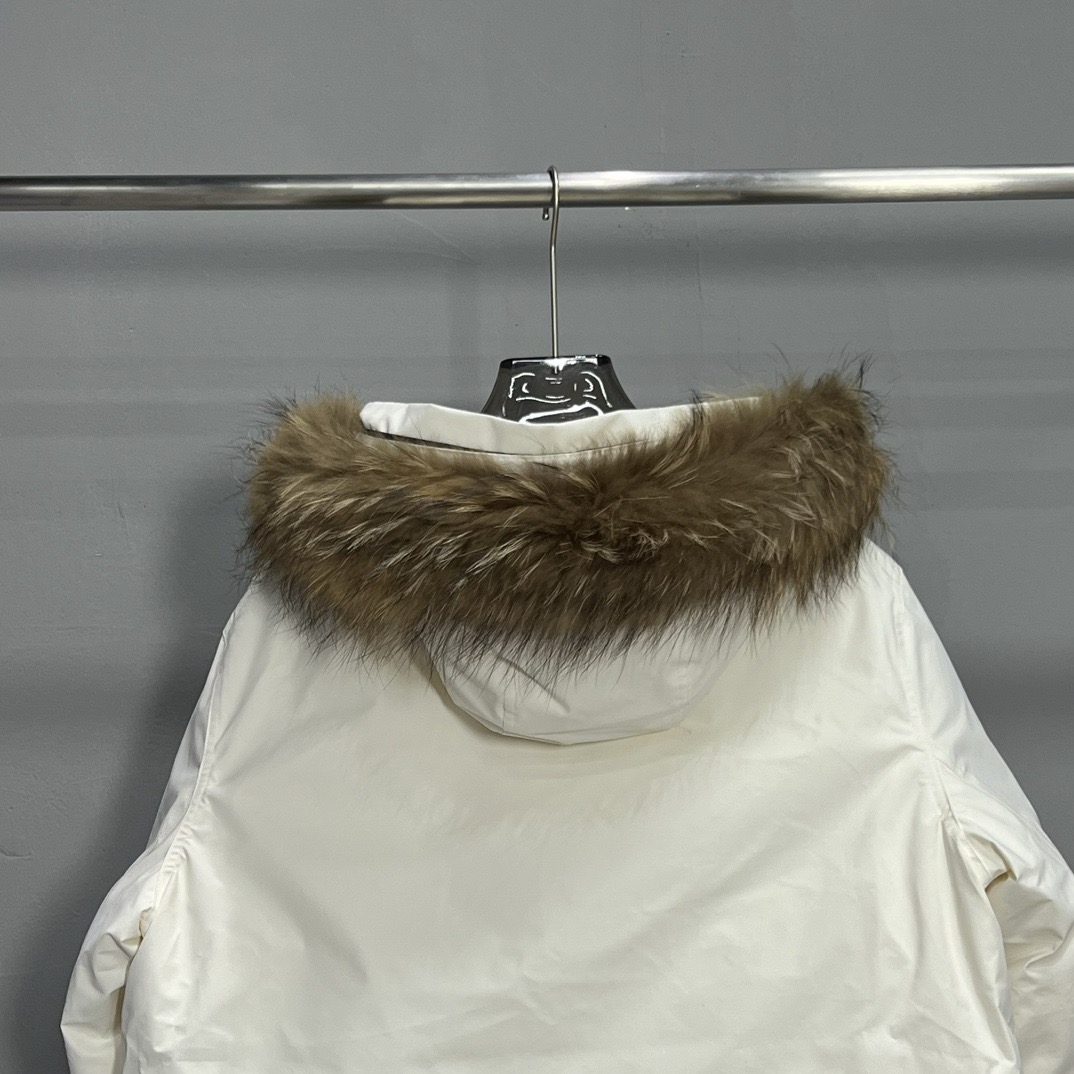 P460


白色【核心私聊】MLB魔法棒大标带毛字母连帽工装中长款羽绒服（男女同款）
‼可主推！长期有货，不断货！
填充物：80白鸭绒
含绒量：80%白鸭绒+20%白羽毛
帽子采用貂子毛 抗旱零下20度 轻松过冬 脖子贴身 一点都不冻脖子

售后到货15天退换时效退换注意事项：
1:    影响2次销售
2：吊牌拆卸
3：衣服有异味（比如香水味等）
这些是不支持退换货的  其它都正常退换的！
4:  如遇到发错货、发错尺码、污秽破损等情况，可第一时间联系在线客服，补寄回运费（统一标准）

【团队工作室，实体档口批发客，团购代购，网红供货私聊！】

今年秋冬最🔥羽绒服非它莫属了👇👇Mlb时尚小标羽绒服~简约潮流!
选羽绒服绝对是越简单越好看越洋气!只要颜色好看!整体搭配就会很有感觉!不知道选哪个颜色的选黑白绝对没有错!

小logo刺绣男女中长款可拆卸毛领胸前独有的刺绣技法呈现经典LOGO，足够重工刺绣是客供的，需要单独定制，然后一个一个刺绣在衣服上，非常厚实。360度都有立体饱满的感觉！！舒服又显瘦的袖身搭配拉绒面料的内袖口，贴心又实用；右胸前设有可收纳卡片等简单物品的拉链式隐形口袋，独特又巧妙。客供防水尼龙面料，增加耐磨程度，还有防水功能。遇到突发雨雪天气，也不用担心会淋湿包内物品，大大的一件超有安全感~ 这种穿着就是放心，可以随便折腾选择国际认证的优质羽绒，大克重高蓬松度的羽绒填充，80%鸭绒+20%鸭毛的羽绒比例，洁净、环保。朵绒柔软细腻，轻盈 羽毛梗很少
上身超赞 百搭 强烈推荐大家！🔥🔥👍行走的大棉被