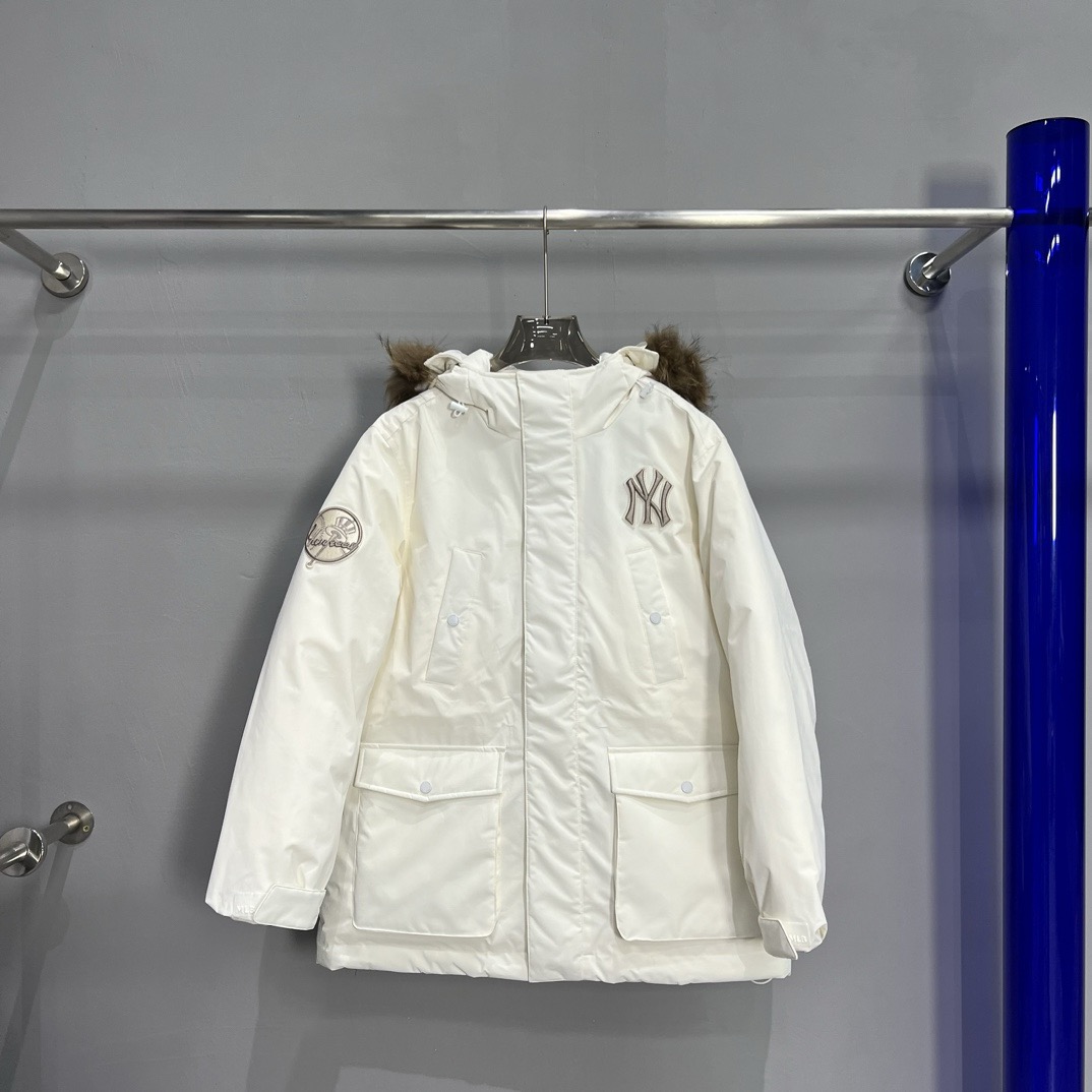 P460


白色【核心私聊】MLB魔法棒大标带毛字母连帽工装中长款羽绒服（男女同款）
‼可主推！长期有货，不断货！
填充物：80白鸭绒
含绒量：80%白鸭绒+20%白羽毛
帽子采用貂子毛 抗旱零下20度 轻松过冬 脖子贴身 一点都不冻脖子

售后到货15天退换时效退换注意事项：
1:    影响2次销售
2：吊牌拆卸
3：衣服有异味（比如香水味等）
这些是不支持退换货的  其它都正常退换的！
4:  如遇到发错货、发错尺码、污秽破损等情况，可第一时间联系在线客服，补寄回运费（统一标准）

【团队工作室，实体档口批发客，团购代购，网红供货私聊！】

今年秋冬最🔥羽绒服非它莫属了👇👇Mlb时尚小标羽绒服~简约潮流!
选羽绒服绝对是越简单越好看越洋气!只要颜色好看!整体搭配就会很有感觉!不知道选哪个颜色的选黑白绝对没有错!

小logo刺绣男女中长款可拆卸毛领胸前独有的刺绣技法呈现经典LOGO，足够重工刺绣是客供的，需要单独定制，然后一个一个刺绣在衣服上，非常厚实。360度都有立体饱满的感觉！！舒服又显瘦的袖身搭配拉绒面料的内袖口，贴心又实用；右胸前设有可收纳卡片等简单物品的拉链式隐形口袋，独特又巧妙。客供防水尼龙面料，增加耐磨程度，还有防水功能。遇到突发雨雪天气，也不用担心会淋湿包内物品，大大的一件超有安全感~ 这种穿着就是放心，可以随便折腾选择国际认证的优质羽绒，大克重高蓬松度的羽绒填充，80%鸭绒+20%鸭毛的羽绒比例，洁净、环保。朵绒柔软细腻，轻盈 羽毛梗很少
上身超赞 百搭 强烈推荐大家！🔥🔥👍行走的大棉被