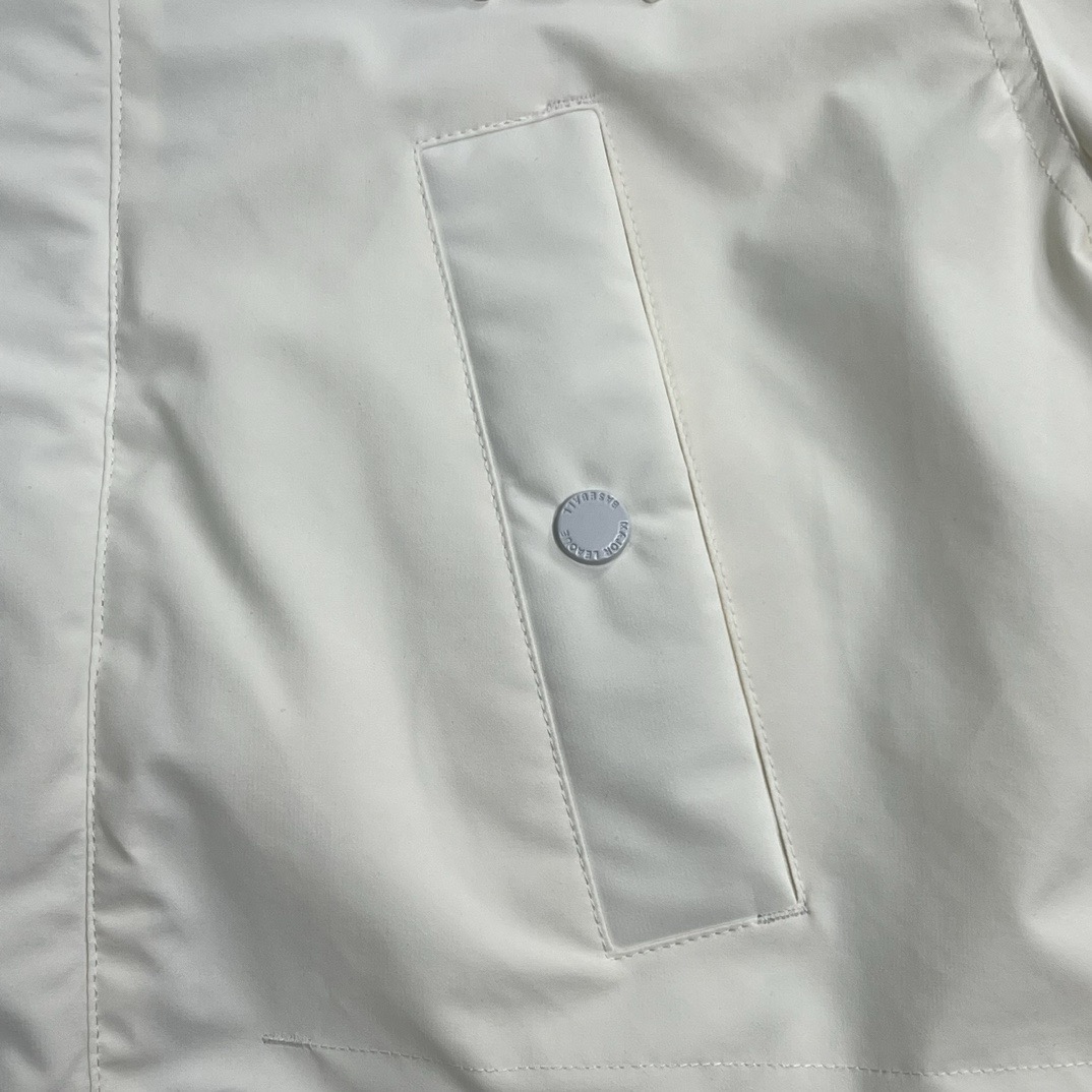 P460


白色【核心私聊】MLB魔法棒大标带毛字母连帽工装中长款羽绒服（男女同款）
‼可主推！长期有货，不断货！
填充物：80白鸭绒
含绒量：80%白鸭绒+20%白羽毛
帽子采用貂子毛 抗旱零下20度 轻松过冬 脖子贴身 一点都不冻脖子

售后到货15天退换时效退换注意事项：
1:    影响2次销售
2：吊牌拆卸
3：衣服有异味（比如香水味等）
这些是不支持退换货的  其它都正常退换的！
4:  如遇到发错货、发错尺码、污秽破损等情况，可第一时间联系在线客服，补寄回运费（统一标准）

【团队工作室，实体档口批发客，团购代购，网红供货私聊！】

今年秋冬最🔥羽绒服非它莫属了👇👇Mlb时尚小标羽绒服~简约潮流!
选羽绒服绝对是越简单越好看越洋气!只要颜色好看!整体搭配就会很有感觉!不知道选哪个颜色的选黑白绝对没有错!

小logo刺绣男女中长款可拆卸毛领胸前独有的刺绣技法呈现经典LOGO，足够重工刺绣是客供的，需要单独定制，然后一个一个刺绣在衣服上，非常厚实。360度都有立体饱满的感觉！！舒服又显瘦的袖身搭配拉绒面料的内袖口，贴心又实用；右胸前设有可收纳卡片等简单物品的拉链式隐形口袋，独特又巧妙。客供防水尼龙面料，增加耐磨程度，还有防水功能。遇到突发雨雪天气，也不用担心会淋湿包内物品，大大的一件超有安全感~ 这种穿着就是放心，可以随便折腾选择国际认证的优质羽绒，大克重高蓬松度的羽绒填充，80%鸭绒+20%鸭毛的羽绒比例，洁净、环保。朵绒柔软细腻，轻盈 羽毛梗很少
上身超赞 百搭 强烈推荐大家！🔥🔥👍行走的大棉被