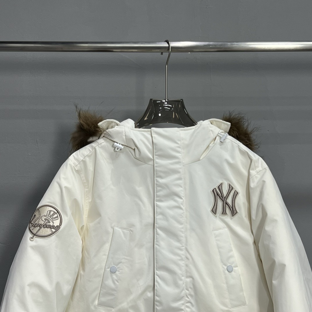 P460


白色【核心私聊】MLB魔法棒大标带毛字母连帽工装中长款羽绒服（男女同款）
‼可主推！长期有货，不断货！
填充物：80白鸭绒
含绒量：80%白鸭绒+20%白羽毛
帽子采用貂子毛 抗旱零下20度 轻松过冬 脖子贴身 一点都不冻脖子

售后到货15天退换时效退换注意事项：
1:    影响2次销售
2：吊牌拆卸
3：衣服有异味（比如香水味等）
这些是不支持退换货的  其它都正常退换的！
4:  如遇到发错货、发错尺码、污秽破损等情况，可第一时间联系在线客服，补寄回运费（统一标准）

【团队工作室，实体档口批发客，团购代购，网红供货私聊！】

今年秋冬最🔥羽绒服非它莫属了👇👇Mlb时尚小标羽绒服~简约潮流!
选羽绒服绝对是越简单越好看越洋气!只要颜色好看!整体搭配就会很有感觉!不知道选哪个颜色的选黑白绝对没有错!

小logo刺绣男女中长款可拆卸毛领胸前独有的刺绣技法呈现经典LOGO，足够重工刺绣是客供的，需要单独定制，然后一个一个刺绣在衣服上，非常厚实。360度都有立体饱满的感觉！！舒服又显瘦的袖身搭配拉绒面料的内袖口，贴心又实用；右胸前设有可收纳卡片等简单物品的拉链式隐形口袋，独特又巧妙。客供防水尼龙面料，增加耐磨程度，还有防水功能。遇到突发雨雪天气，也不用担心会淋湿包内物品，大大的一件超有安全感~ 这种穿着就是放心，可以随便折腾选择国际认证的优质羽绒，大克重高蓬松度的羽绒填充，80%鸭绒+20%鸭毛的羽绒比例，洁净、环保。朵绒柔软细腻，轻盈 羽毛梗很少
上身超赞 百搭 强烈推荐大家！🔥🔥👍行走的大棉被