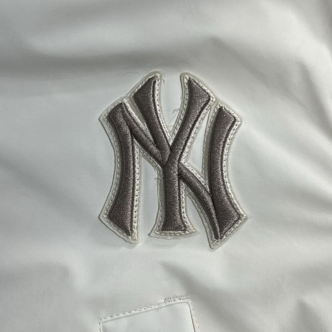 P460


白色【核心私聊】MLB魔法棒大标带毛字母连帽工装中长款羽绒服（男女同款）
‼可主推！长期有货，不断货！
填充物：80白鸭绒
含绒量：80%白鸭绒+20%白羽毛
帽子采用貂子毛 抗旱零下20度 轻松过冬 脖子贴身 一点都不冻脖子

售后到货15天退换时效退换注意事项：
1:    影响2次销售
2：吊牌拆卸
3：衣服有异味（比如香水味等）
这些是不支持退换货的  其它都正常退换的！
4:  如遇到发错货、发错尺码、污秽破损等情况，可第一时间联系在线客服，补寄回运费（统一标准）

【团队工作室，实体档口批发客，团购代购，网红供货私聊！】

今年秋冬最🔥羽绒服非它莫属了👇👇Mlb时尚小标羽绒服~简约潮流!
选羽绒服绝对是越简单越好看越洋气!只要颜色好看!整体搭配就会很有感觉!不知道选哪个颜色的选黑白绝对没有错!

小logo刺绣男女中长款可拆卸毛领胸前独有的刺绣技法呈现经典LOGO，足够重工刺绣是客供的，需要单独定制，然后一个一个刺绣在衣服上，非常厚实。360度都有立体饱满的感觉！！舒服又显瘦的袖身搭配拉绒面料的内袖口，贴心又实用；右胸前设有可收纳卡片等简单物品的拉链式隐形口袋，独特又巧妙。客供防水尼龙面料，增加耐磨程度，还有防水功能。遇到突发雨雪天气，也不用担心会淋湿包内物品，大大的一件超有安全感~ 这种穿着就是放心，可以随便折腾选择国际认证的优质羽绒，大克重高蓬松度的羽绒填充，80%鸭绒+20%鸭毛的羽绒比例，洁净、环保。朵绒柔软细腻，轻盈 羽毛梗很少
上身超赞 百搭 强烈推荐大家！🔥🔥👍行走的大棉被