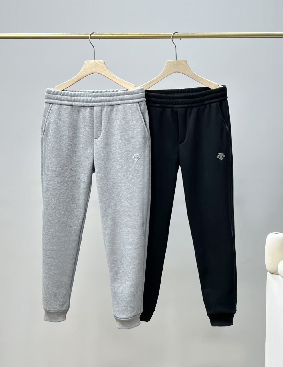 Stijlen en waar te kopen
 Descente Kleding Broek Zwart Grijs Lichtgrijs Unisex Mannen Breien Wintercollectie Essential Joggingbroek