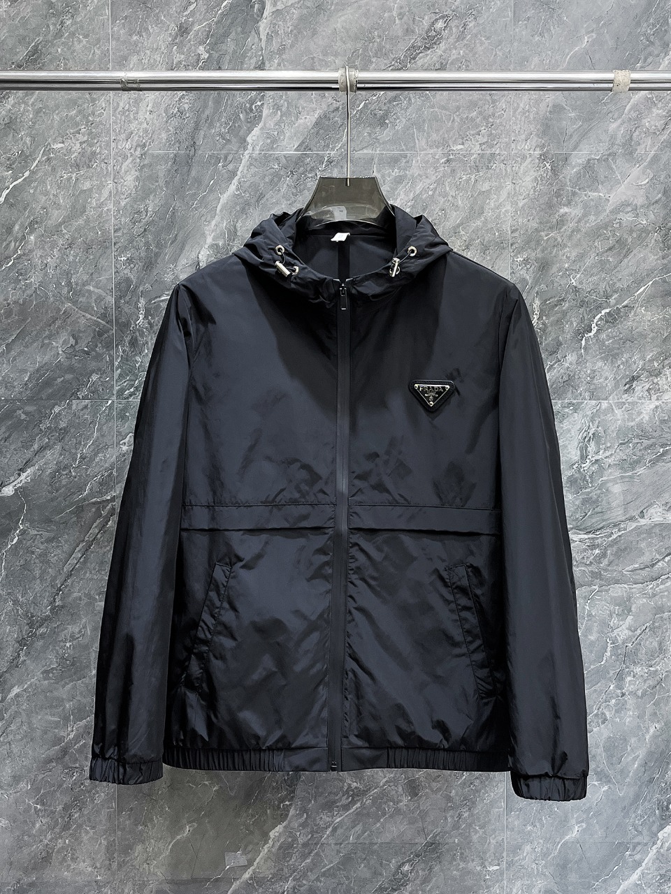 NO:656976,Prada's new 2025 autumn men's jackets, high-end version with original order and three standards!  Custom-made fabrics at the counter are highly breathable and comfortable, with impeccable details, brand element design concepts, and professional purchase-level reflection of high quality. It feels delicate and soft!  It presents a casual cut and the upper body shape is awesome!  Size M～XXXL,,prada,jackets & coats,jackets & coats,alexander wang19860909普拉达2025秋季新款男士夹克外套,原单三标齐全高端版本！专柜定制面料 透气舒适度高,细节无可挑剔,品牌元素设计理念,专业代购级体现高品质.手感细腻柔软！呈现休闲裁剪,上身版型超赞！码数M～XXXL,,prada,jackets & coats,jackets & coats,alexander wang,Men's clothing