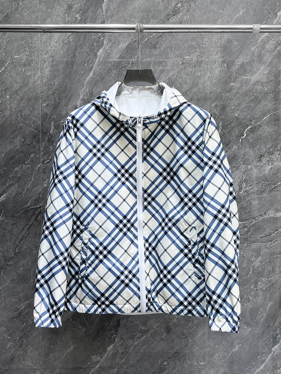 NO:657011,Burberry's 2025 new autumn men's jackets, the original three-standard high-end version!  Custom-made fabrics at the counter are highly breathable and comfortable, with impeccable details, brand element design concepts, and professional purchase-level reflection of high quality. It feels delicate and soft!  It presents a casual cut and the upper body shape is awesome!  Size M～XXXL,,burberry,jackets & coats,jackets & coats,alexander wang19860909巴宝莉2025秋季新款男士夹克外套,原单三标齐全高端版本！专柜定制面料 透气舒适度高,细节无可挑剔,品牌元素设计理念,专业代购级体现高品质.手感细腻柔软！呈现休闲裁剪,上身版型超赞！码数M～XXXL,,burberry,jackets & coats,jackets & coats,alexander wang,Men's clothing