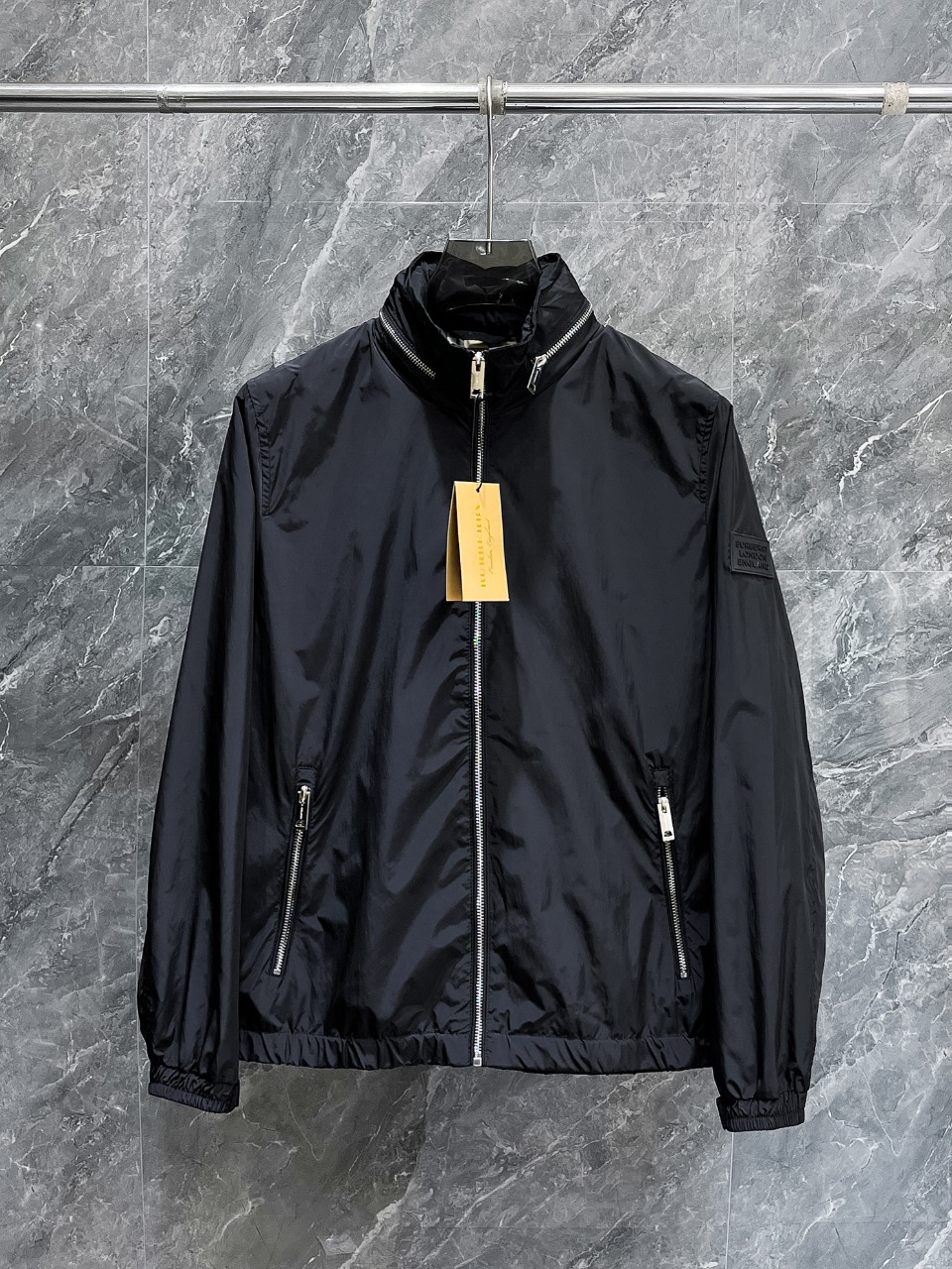 NO:657015,Burberry 2025 new autumn men's jacket, original three-standard high-end version!  Custom-made fabrics at the counter are highly breathable and comfortable, with impeccable details, brand element design concepts, and professional purchase-level reflection of high quality. It feels delicate and soft!  It presents a casual cut and the upper body shape is awesome!  Size M～XXXL,,burberry,jackets & coats,jackets & coats,alexander wang19860909巴宝莉 2025秋季新款男士夹克外套,原单三标齐全高端版本！专柜定制面料 透气舒适度高,细节无可挑剔,品牌元素设计理念,专业代购级体现高品质.手感细腻柔软！呈现休闲裁剪,上身版型超赞！码数M～XXXL,,burberry,jackets & coats,jackets & coats,alexander wang,Men's clothing