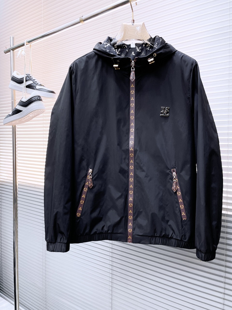 NO:524081,Lv 2025 autumn new jacket jacket, the new product on the show is perfect, comfortable and warm, the three standards are complete in color and full and attractive, and the very outstanding design easily advances the sense of fashion, the workmanship is extremely exquisite and rigorous, and the wiring is neat and meticulous!  A masterpiece of a big-name designer!  The upper body doesn't look bloated and super handsome!  Spot code M ~ XXXL,,louis vuitton,jackets & coats,jackets & coats,alexander wang19860909Lv 2025秋季新款夹克外套,秀场新品品相非常完美,舒适保暖,三标齐全色泽饱满诱人,非常出彩的设计,轻松将时髦感进阶,做工极为考究严谨,走线工整细致！大牌设计师巨作！上身不显臃肿、超级帅气！现货码数M ～ XXXL,,louis vuitton,jackets & coats,jackets & coats,alexander wang,Men's clothing