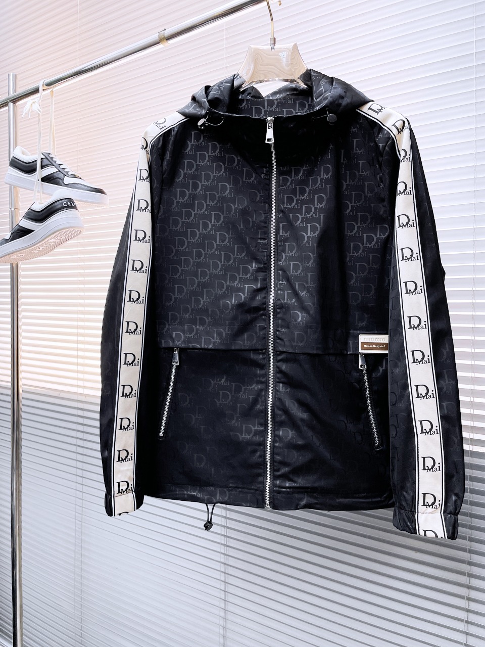 NO:524069,Dior 2025 autumn new jacket jacket, the new product on the show is perfect, comfortable and warm, the three standards are complete in color and full and attractive, and the very outstanding design easily advances the sense of fashion, the workmanship is extremely exquisite and rigorous, and the wiring is neat and meticulous!  A masterpiece of a big-name designer!  The upper body doesn't look bloated and super handsome!  Spot code M ~ XXXL,,dior,jackets & coats,jackets & coats,alexander wang19860909迪奥 2025秋季新款夹克外套,秀场新品品相非常完美,舒适保暖,三标齐全色泽饱满诱人,非常出彩的设计,轻松将时髦感进阶,做工极为考究严谨,走线工整细致！大牌设计师巨作！上身不显臃肿、超级帅气！现货码数M ～ XXXL,,dior,jackets & coats,jackets & coats,alexander wang,Men's clothing