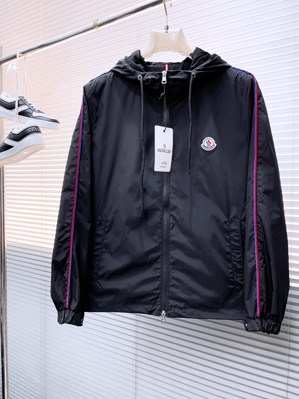 NO:524085,The new 2025 autumn jacket, the new product on the show is perfect, comfortable and warm, the three-standard complete colors and full and attractive, and the very outstanding design easily advances the sense of fashion. The workmanship is extremely exquisite and rigorous, and the wiring is neat and meticulous!  A masterpiece of a big-name designer!  The upper body doesn't look bloated and super handsome!  Spot code M ~ XXXL,,Moncler,jackets & coats,jackets & coats,alexander wang19860909蒙口 2025秋季新款夹克外套,秀场新品品相非常完美,舒适保暖,三标齐全色泽饱满诱人,非常出彩的设计,轻松将时髦感进阶,做工极为考究严谨,走线工整细致！大牌设计师巨作！上身不显臃肿、超级帅气！现货码数M ～ XXXL,,Moncler,jackets & coats,jackets & coats,alexander wang,Men's clothing