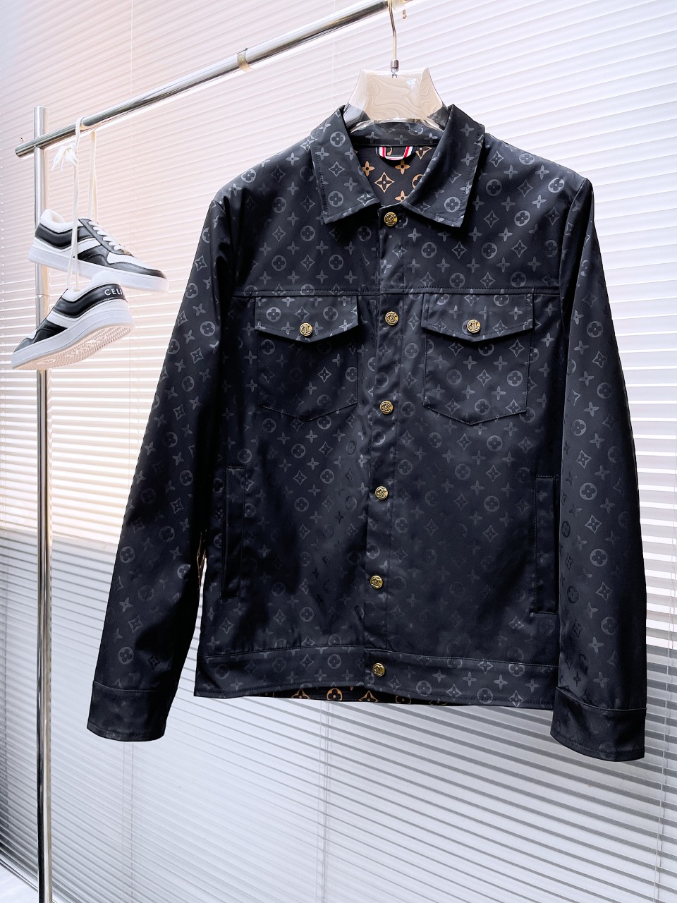 NO:524072,Lv 2025 autumn new jacket jacket, the new product on the show is perfect, comfortable and warm, the three standards are complete in color and full and attractive, and the very outstanding design easily advances the sense of fashion, the workmanship is extremely exquisite and rigorous, and the wiring is neat and meticulous!  A masterpiece of a big-name designer!  The upper body doesn't look bloated and super handsome!  Spot code M ~ XXXL,,louis vuitton,jackets & coats,jackets & coats,alexander wang19860909Lv 2025秋季新款夹克外套,秀场新品品相非常完美,舒适保暖,三标齐全色泽饱满诱人,非常出彩的设计,轻松将时髦感进阶,做工极为考究严谨,走线工整细致！大牌设计师巨作！上身不显臃肿、超级帅气！现货码数M ～ XXXL,,louis vuitton,jackets & coats,jackets & coats,alexander wang,Men's clothing