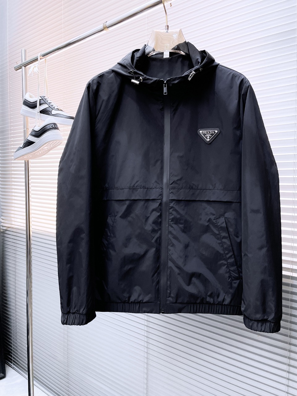 NO:524052,Prada 2025 autumn new jacket jacket, the new product on the show is perfect, comfortable and warm, the three standards are complete in color and full and attractive, and the very outstanding design easily advances the sense of fashion. The workmanship is extremely exquisite and rigorous, and the wiring is neat and meticulous!  A masterpiece of a big-name designer!  The upper body doesn't look bloated and super handsome!  Spot code M ~ XXXL,,prada,jackets & coats,jackets & coats,alexander wang19860909普拉达 2025秋季新款夹克外套,秀场新品品相非常完美,舒适保暖,三标齐全色泽饱满诱人,非常出彩的设计,轻松将时髦感进阶,做工极为考究严谨,走线工整细致！大牌设计师巨作！上身不显臃肿、超级帅气！现货码数M ～ XXXL,,prada,jackets & coats,jackets & coats,alexander wang,Men's clothing