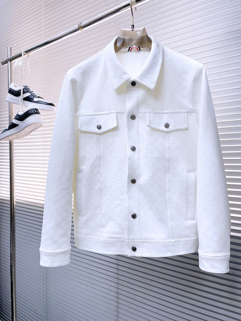 NO:524055,Lv 2025 autumn new jacket jacket, the new product on the show is perfect, comfortable and warm, the three standards are complete in color and full and attractive, and the very outstanding design easily advances the sense of fashion, the workmanship is extremely exquisite and rigorous, and the wiring is neat and meticulous!  A masterpiece of a big-name designer!  The upper body doesn't look bloated and super handsome!  Spot code M ~ XXXL,,louis vuitton,jackets & coats,jackets & coats,alexander wang19860909Lv 2025秋季新款夹克外套,秀场新品品相非常完美,舒适保暖,三标齐全色泽饱满诱人,非常出彩的设计,轻松将时髦感进阶,做工极为考究严谨,走线工整细致！大牌设计师巨作！上身不显臃肿、超级帅气！现货码数M ～ XXXL,,louis vuitton,jackets & coats,jackets & coats,alexander wang,Men's clothing