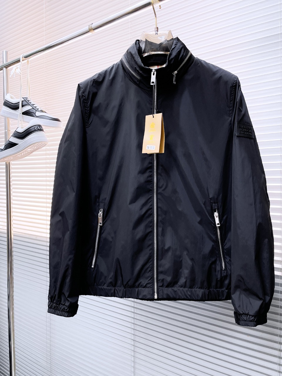 NO:524058,Burberry's 2025 autumn new jacket jacket, the new product on the show is perfect, comfortable and warm, the three-standard complete colors and full and attractive, and the very outstanding design easily advances the sense of fashion, the workmanship is extremely exquisite and rigorous, and the wiring is neat and meticulous!  A masterpiece of a big-name designer!  The upper body doesn't look bloated and super handsome!  Spot code M ~ XXXL,,burberry,jackets & coats,jackets & coats,alexander wang19860909巴宝莉 2025秋季新款夹克外套,秀场新品品相非常完美,舒适保暖,三标齐全色泽饱满诱人,非常出彩的设计,轻松将时髦感进阶,做工极为考究严谨,走线工整细致！大牌设计师巨作！上身不显臃肿、超级帅气！现货码数M ～ XXXL,,burberry,jackets & coats,jackets & coats,alexander wang,Men's clothing