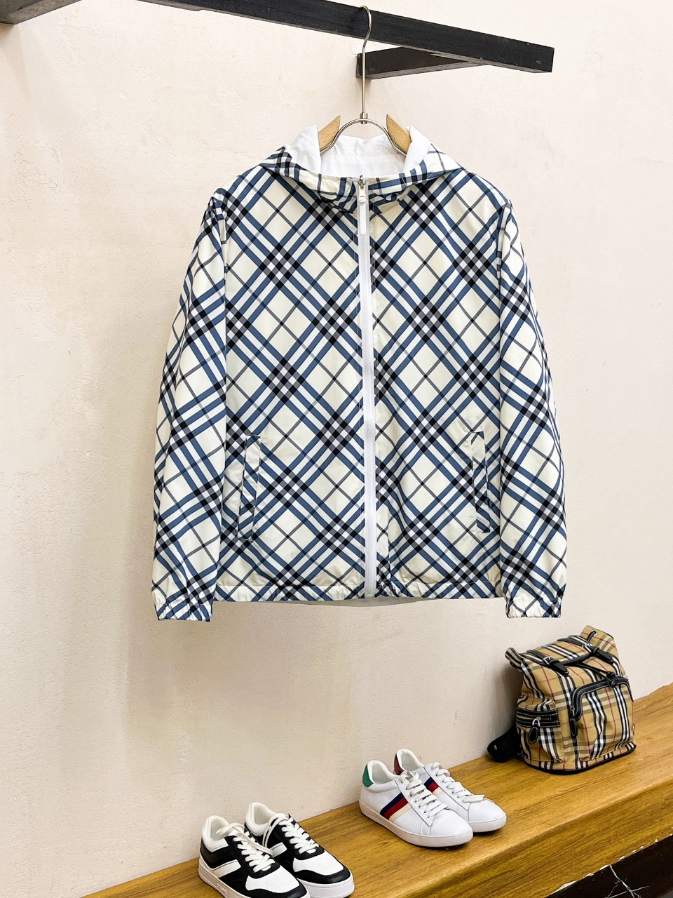 NO:522990,Burberry's official website has the same style, complete three standards!  New men's jacket for spring 2025, fashionable and casual high-end version!  Customized fabrics for counters are breathable and comfortable, with impeccable details, and the brand element design concept reflects high quality. The feel is delicate and soft!  It is casually cut, with a great upper body style!  Code number M-3XL, burberry, jackets & coats, jackets & coats, alexander wang19860909巴宝莉 官网同款,三标齐全！2025春季新款男士夹克外套,时尚休闲高端版本！专柜定制面料 透气舒适度高,细节无可挑剔,品牌元素设计理念,体现高品质.手感细腻柔软！呈现休闲裁剪,上身版型超赞！码数M-3XL,,burberry,jackets & coats,jackets & coats,alexander wang,Men's clothing