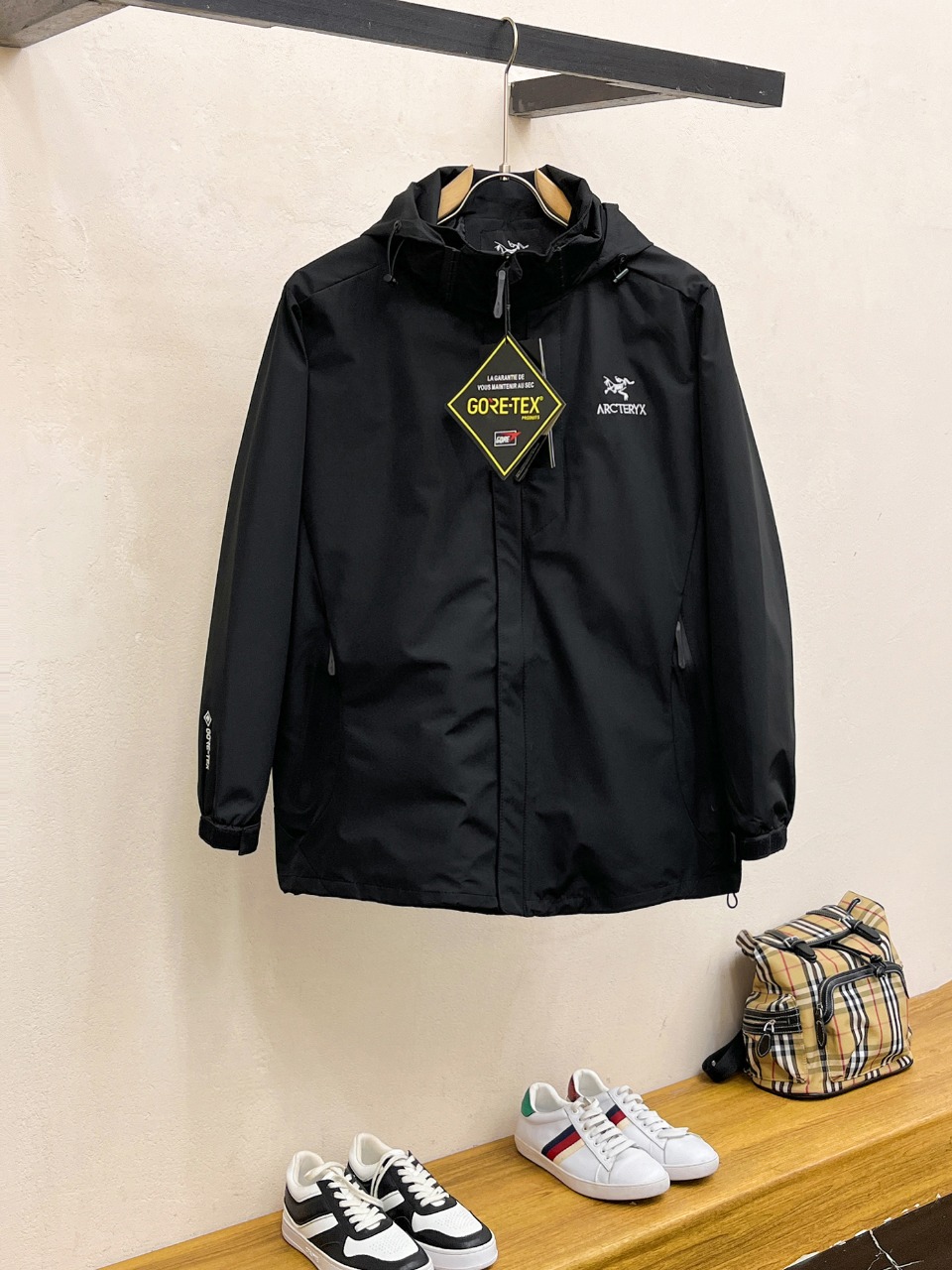 NO:522992,Archaeopteryx is the same as the official website, with three specifications complete!  New men's jacket for spring 2025, fashionable and casual high-end version!  Customized fabrics for counters are breathable and comfortable, with impeccable details, and the brand element design concept reflects high quality. The feel is delicate and soft!  It is casually cut, with a great upper body style!  Code number M-3XL, arc'teryx,jackets & coats,jackets & coats,alexander wang19860909始祖鸟 官网同款,三标齐全！2025春季新款男士夹克外套,时尚休闲高端版本！专柜定制面料 透气舒适度高,细节无可挑剔,品牌元素设计理念,体现高品质.手感细腻柔软！呈现休闲裁剪,上身版型超赞！码数M-3XL,arc'teryx,jackets & coats,jackets & coats,alexander wang,Men's clothing