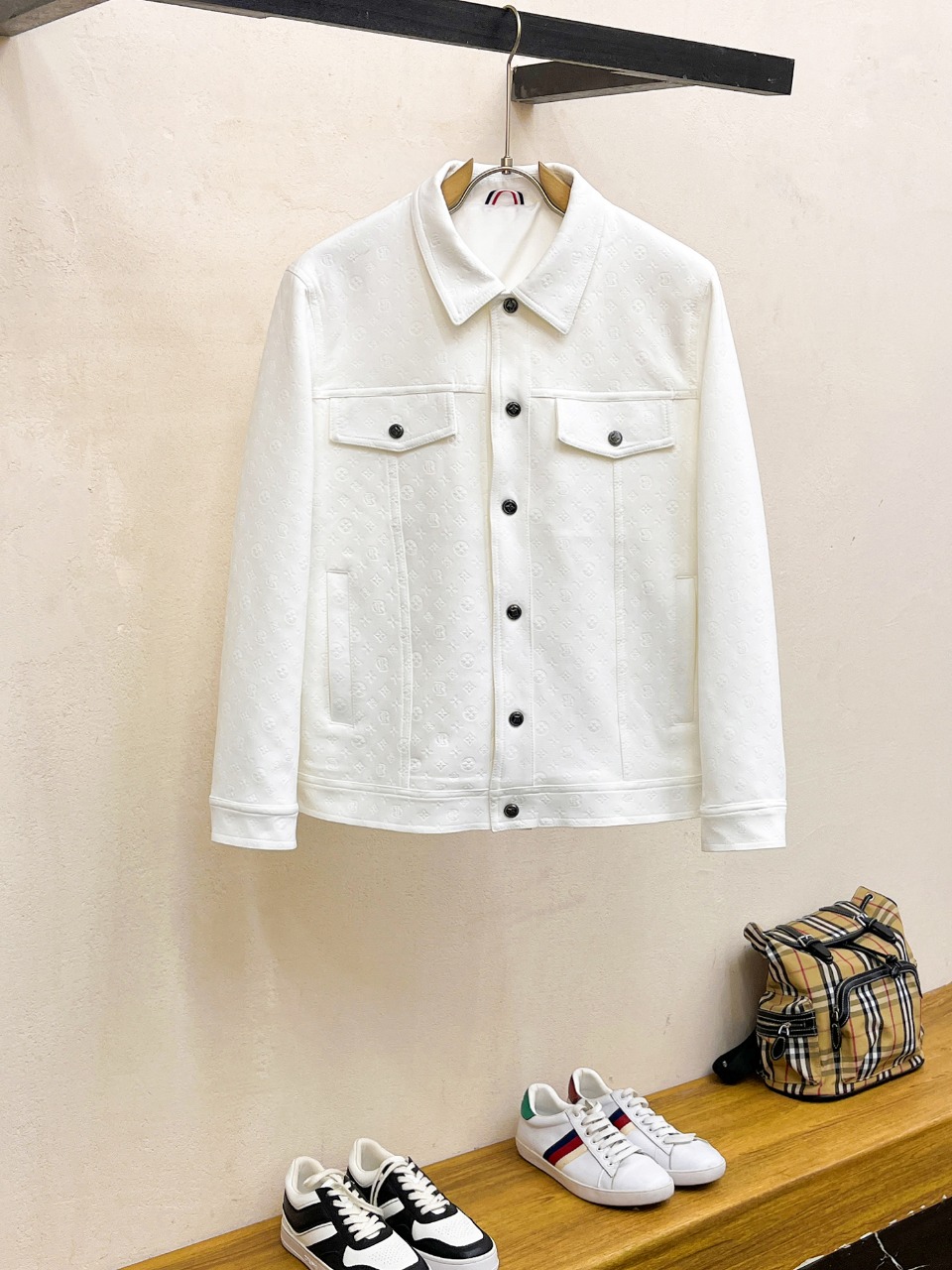 NO:522975,The same model on the official website of Lv, complete with three standards!  New men's jacket for spring 2025, fashionable and casual high-end version!  Customized fabrics for counters are breathable and comfortable, with impeccable details, and the brand element design concept reflects high quality. The feel is delicate and soft!  It is casually cut, with a great upper body style!  Code number M-3XL, louis vuitton, jackets & coats, jackets & coats, alexander wang19860909Lv 官网同款,三标齐全！2025春季新款男士夹克外套,时尚休闲高端版本！专柜定制面料 透气舒适度高,细节无可挑剔,品牌元素设计理念,体现高品质.手感细腻柔软！呈现休闲裁剪,上身版型超赞！码数M-3XL,,louis vuitton,jackets & coats,jackets & coats,alexander wang,Men's clothing