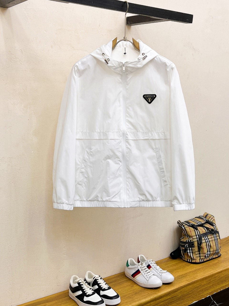 NO:522977,Prada has the same style on the official website, complete with three standards!  New men's jacket for spring 2025, fashionable and casual high-end version!  Customized fabrics for counters are breathable and comfortable, with impeccable details, and the brand element design concept reflects high quality. The feel is delicate and soft!  It is casually cut, with a great upper body style!  Code number M-3XL, prada, jackets & coats, jackets & coats, alexander wang19860909普拉达 官网同款,三标齐全！2025春季新款男士夹克外套,时尚休闲高端版本！专柜定制面料 透气舒适度高,细节无可挑剔,品牌元素设计理念,体现高品质.手感细腻柔软！呈现休闲裁剪,上身版型超赞！码数M-3XL,,prada,jackets & coats,jackets & coats,alexander wang,Men's clothing