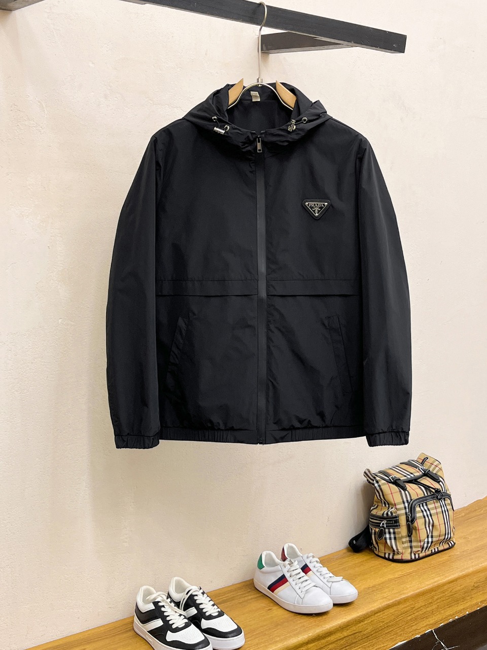 NO:522981,Prada has the same style on the official website, complete with three standards!  New men's jacket for spring 2025, fashionable and casual high-end version!  Customized fabrics for counters are breathable and comfortable, with impeccable details, and the brand element design concept reflects high quality. The feel is delicate and soft!  It is casually cut, with a great upper body style!  Code number M-3XL, prada, jackets & coats, jackets & coats, alexander wang19860909普拉达 官网同款,三标齐全！2025春季新款男士夹克外套,时尚休闲高端版本！专柜定制面料 透气舒适度高,细节无可挑剔,品牌元素设计理念,体现高品质.手感细腻柔软！呈现休闲裁剪,上身版型超赞！码数M-3XL,,prada,jackets & coats,jackets & coats,alexander wang,Men's clothing