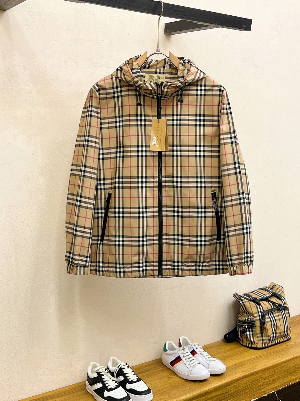 NO:522989,Burberry's official website has the same style, complete three standards!  New men's jacket for spring 2025, fashionable and casual high-end version!  Customized fabrics for counters are breathable and comfortable, with impeccable details, and the brand element design concept reflects high quality. The feel is delicate and soft!  It is casually cut, with a great upper body style!  Code number M-3XL, burberry, jackets & coats, jackets & coats, alexander wang19860909巴宝莉 官网同款,三标齐全！2025春季新款男士夹克外套,时尚休闲高端版本！专柜定制面料 透气舒适度高,细节无可挑剔,品牌元素设计理念,体现高品质.手感细腻柔软！呈现休闲裁剪,上身版型超赞！码数M-3XL,,burberry,jackets & coats,jackets & coats,alexander wang,Men's clothing