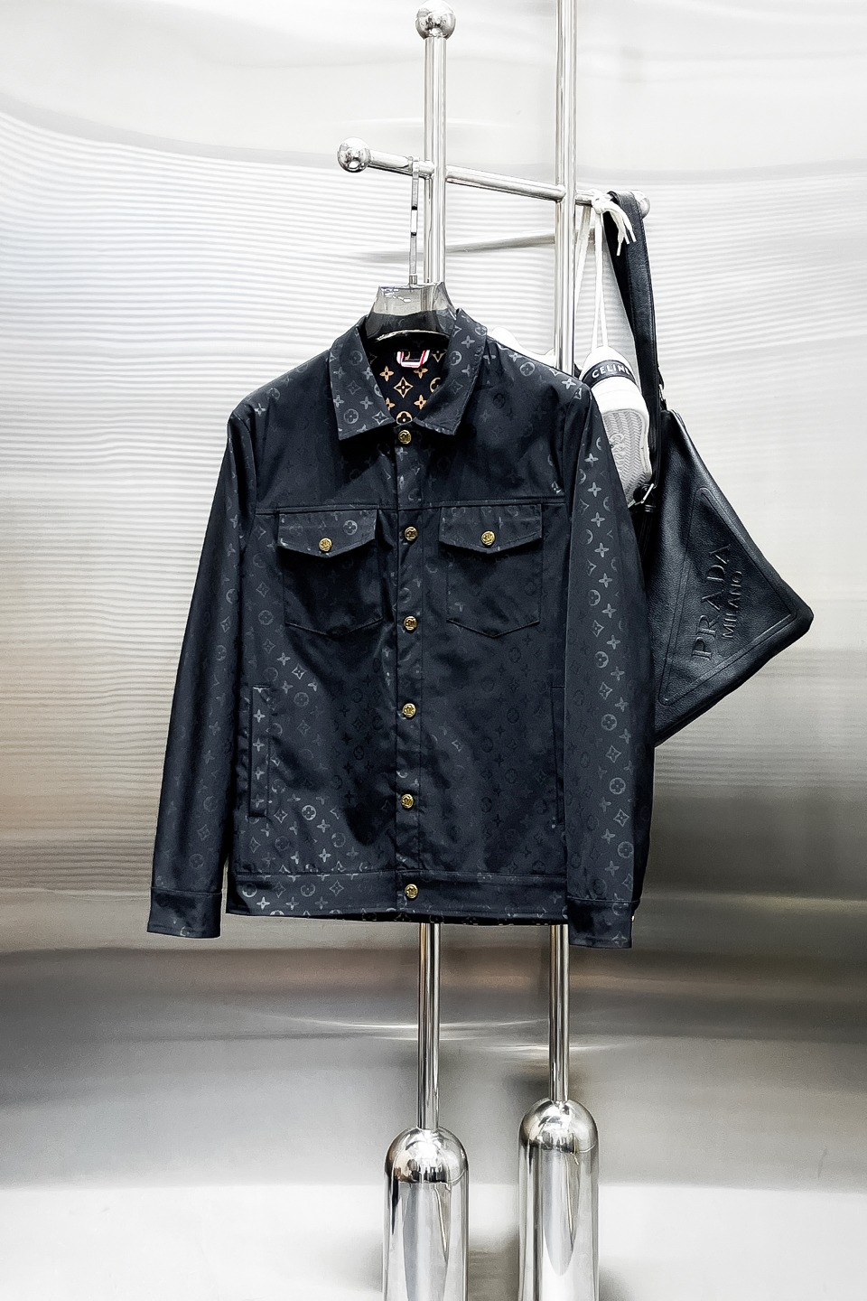 NO:519336,Lv 2025 autumn new jacket jacket, the new product on the show is perfect, comfortable and warm when worn on both sides, three-standard full color and attractive, and the very outstanding design easily advances the sense of fashion, the workmanship is extremely exquisite and rigorous, and the wiring is neat and meticulous!  A masterpiece of a big-name designer!  The upper body doesn't look bloated and super handsome!  Spot code M ~ XXXL,,louis vuitton,jackets & coats,jackets & coats,alexander wang19860909Lv 2025秋季新款夹克外套,秀场新品品相非常完美,双面穿舒适保暖,三标齐全色泽饱满诱人,非常出彩的设计,轻松将时髦感进阶,做工极为考究严谨,走线工整细致！大牌设计师巨作！上身不显臃肿、超级帅气！现货码数M ～ XXXL,,louis vuitton,jackets & coats,jackets & coats,alexander wang,Men's clothing