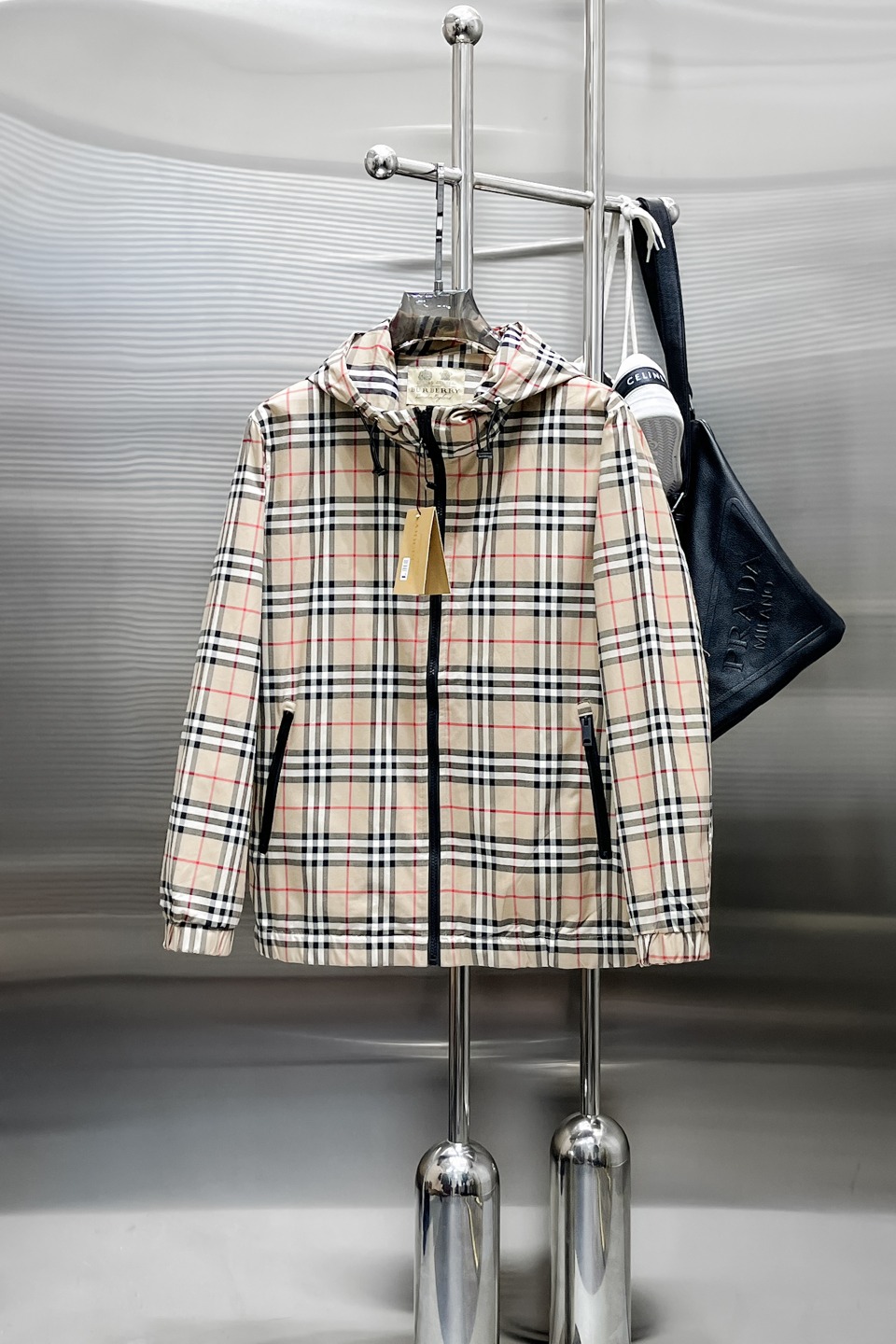 NO:519335,Burberry's new spring jacket for 2025, the new product on the show is perfect, comfortable and warm when worn on both sides, three-standard full color and attractive, and the very outstanding design easily advances the sense of fashion, the workmanship is extremely exquisite and rigorous, and the wiring is neat and meticulous!  A masterpiece of a big-name designer!  The upper body doesn't look bloated and super handsome!  Spot code M ~ XXXL,,burberry,jackets & coats,jackets & coats,alexander wang19860909巴宝莉 2025春季新款夹克外套,秀场新品品相非常完美,双面穿舒适保暖,三标齐全色泽饱满诱人,非常出彩的设计,轻松将时髦感进阶,做工极为考究严谨,走线工整细致！大牌设计师巨作！上身不显臃肿、超级帅气！现货码数M ～ XXXL,,burberry,jackets & coats,jackets & coats,alexander wang,Men's clothing