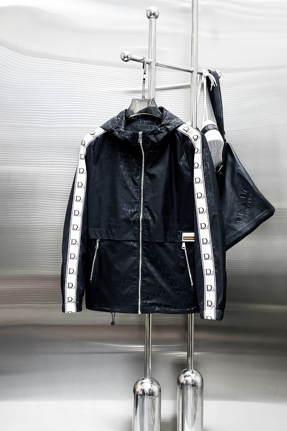 NO:519352,Dior 2025 spring new jacket jacket, the new product on the show is perfect, comfortable and warm when worn on both sides, three-standard full colors and attractive, and the very outstanding design easily advances the sense of fashion, the workmanship is extremely exquisite and rigorous, and the wiring is neat and meticulous!  A masterpiece of a big-name designer!  The upper body doesn't look bloated and super handsome!  Spot code M ~ XXXL,,dior,jackets & coats,jackets & coats,alexander wang19860909迪奥 2025春季新款夹克外套,秀场新品品相非常完美,双面穿舒适保暖,三标齐全色泽饱满诱人,非常出彩的设计,轻松将时髦感进阶,做工极为考究严谨,走线工整细致！大牌设计师巨作！上身不显臃肿、超级帅气！现货码数M ～ XXXL,,dior,jackets & coats,jackets & coats,alexander wang,Men's clothing