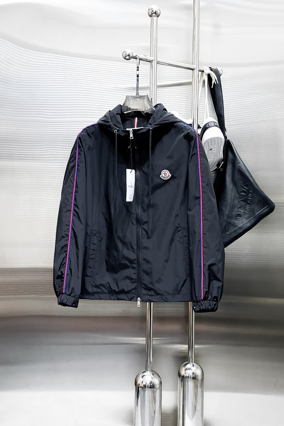 NO:519354,The new 2025 spring jacket, the new product on the show is perfect, comfortable and warm when worn on both sides, the three-standard full color and attractive, and the very outstanding design easily advances the sense of fashion. The workmanship is extremely exquisite and rigorous, and the wiring is neat and meticulous!  A masterpiece of a big-name designer!  The upper body doesn't look bloated and super handsome!  Spot code M ~ XXXL,,Moncler,jackets & coats,jackets & coats,alexander wang19860909蒙口 2025春季新款夹克外套,秀场新品品相非常完美,双面穿舒适保暖,三标齐全色泽饱满诱人,非常出彩的设计,轻松将时髦感进阶,做工极为考究严谨,走线工整细致！大牌设计师巨作！上身不显臃肿、超级帅气！现货码数M ～ XXXL,,Moncler,jackets & coats,jackets & coats,alexander wang,Men's clothing