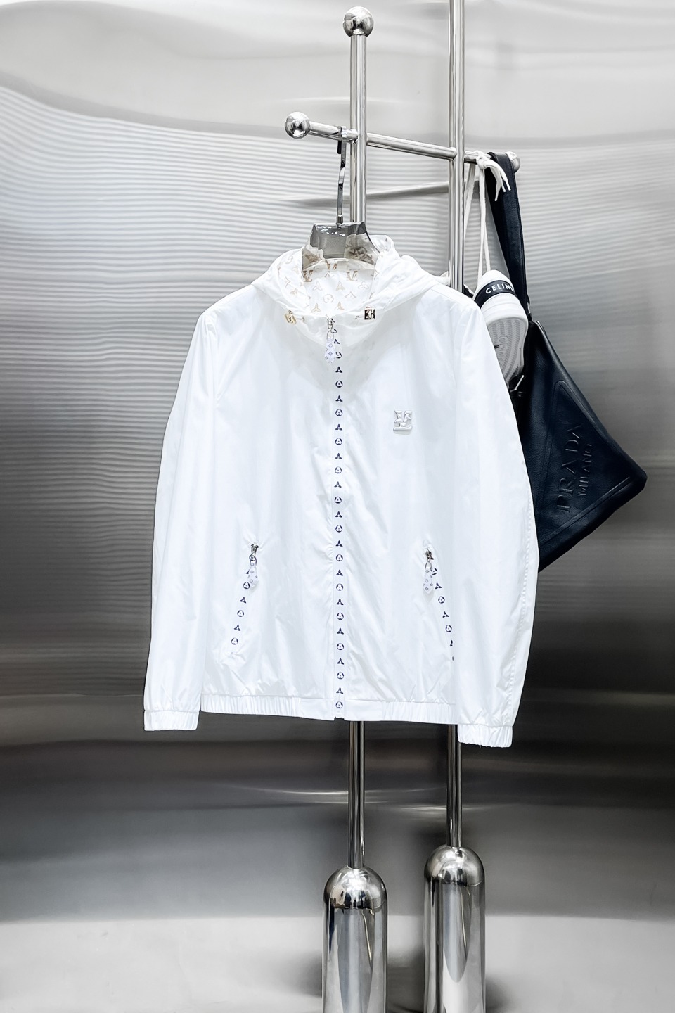 NO:519345,Lv 2025 spring new jacket jacket, the new product on the show is perfect, comfortable and warm when worn on both sides, three-standard full color and attractive, and the very outstanding design easily advances the sense of fashion, the workmanship is extremely exquisite and rigorous, and the wiring is neat and meticulous!  A masterpiece of a big-name designer!  The upper body doesn't look bloated and super handsome!  Spot code M ~ XXXL,,louis vuitton,jackets & coats,jackets & coats,alexander wang19860909Lv 2025春季新款夹克外套,秀场新品品相非常完美,双面穿舒适保暖,三标齐全色泽饱满诱人,非常出彩的设计,轻松将时髦感进阶,做工极为考究严谨,走线工整细致！大牌设计师巨作！上身不显臃肿、超级帅气！现货码数M ～ XXXL,,louis vuitton,jackets & coats,jackets & coats,alexander wang,Men's clothing