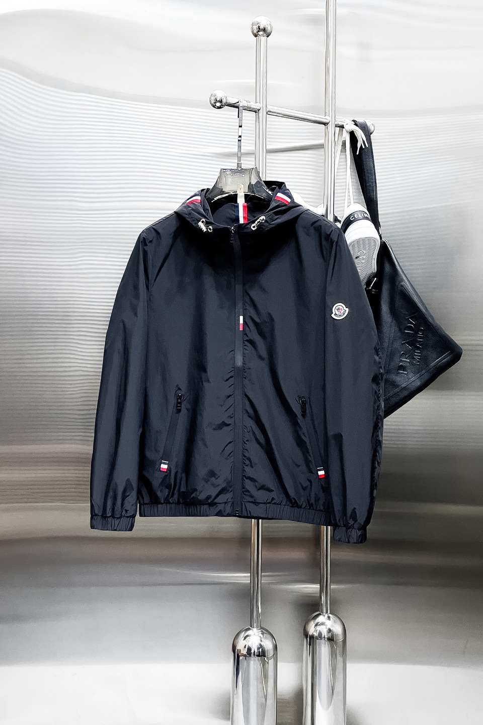 NO:519343,The new 2025 spring jacket, the new product on the show is perfect, comfortable and warm when worn on both sides, the three-standard full color and attractive, and the very outstanding design easily advances the sense of fashion. The workmanship is extremely exquisite and rigorous, and the wiring is neat and meticulous!  A masterpiece of a big-name designer!  The upper body doesn't look bloated and super handsome!  Spot code M ~ XXXL,,Moncler,jackets & coats,jackets & coats,alexander wang19860909蒙口 2025春季新款夹克外套,秀场新品品相非常完美,双面穿舒适保暖,三标齐全色泽饱满诱人,非常出彩的设计,轻松将时髦感进阶,做工极为考究严谨,走线工整细致！大牌设计师巨作！上身不显臃肿、超级帅气！现货码数M ～ XXXL,,Moncler,jackets & coats,jackets & coats,alexander wang,Men's clothing