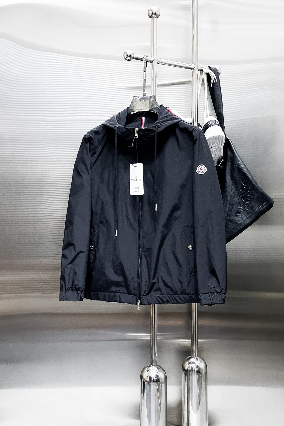 NO:519347,The new 2025 spring jacket, the new product on the show is perfect, comfortable and warm when worn on both sides, the three-standard full color and attractive, and the very outstanding design easily advances the sense of fashion. The workmanship is extremely exquisite and rigorous, and the wiring is neat and meticulous!  A masterpiece of a big-name designer!  The upper body doesn't look bloated and super handsome!  Spot code M ~ XXXL,,Moncler,jackets & coats,jackets & coats,alexander wang19860909蒙口 2025春季新款夹克外套,秀场新品品相非常完美,双面穿舒适保暖,三标齐全色泽饱满诱人,非常出彩的设计,轻松将时髦感进阶,做工极为考究严谨,走线工整细致！大牌设计师巨作！上身不显臃肿、超级帅气！现货码数M ～ XXXL,,Moncler,jackets & coats,jackets & coats,alexander wang,Men's clothing