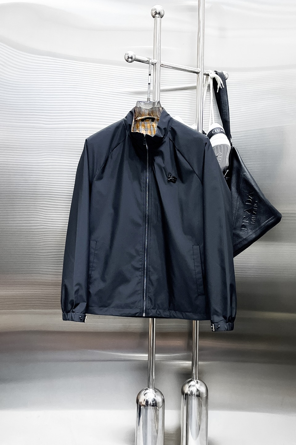 NO:519341,Burberry's new spring jacket for 2025, the new product on the show is perfect, comfortable and warm when worn on both sides, three-standard full color and attractive, and the very outstanding design easily advances the sense of fashion, the workmanship is extremely exquisite and rigorous, and the wiring is neat and meticulous!  A masterpiece of a big-name designer!  The upper body doesn't look bloated and super handsome!  Spot code M ~ XXXL,,burberry,jackets & coats,jackets & coats,alexander wang19860909巴宝莉 2025春季新款夹克外套,秀场新品品相非常完美,双面穿舒适保暖,三标齐全色泽饱满诱人,非常出彩的设计,轻松将时髦感进阶,做工极为考究严谨,走线工整细致！大牌设计师巨作！上身不显臃肿、超级帅气！现货码数M ～ XXXL,,burberry,jackets & coats,jackets & coats,alexander wang,Men's clothing