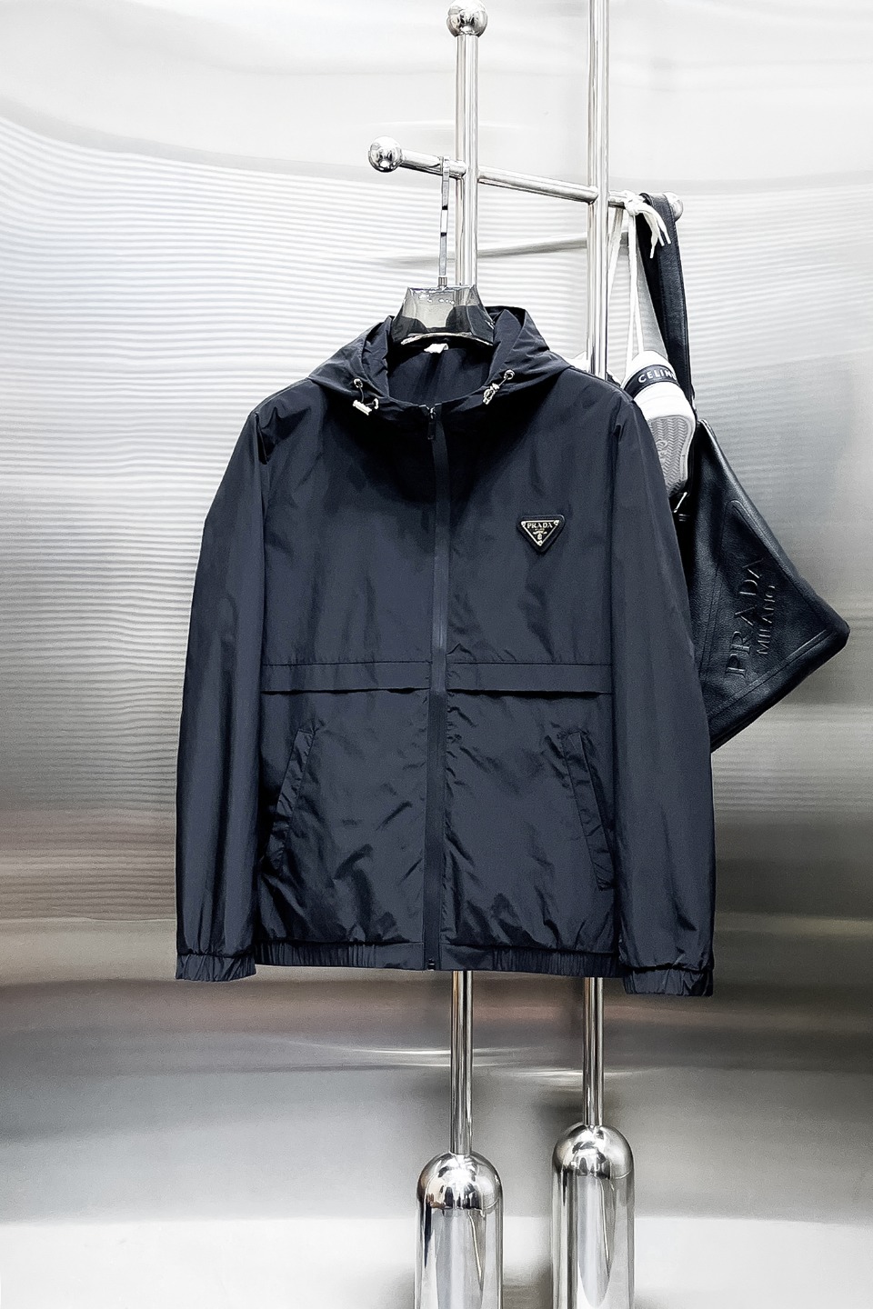 NO:519349,Prada's new spring jacket for 2025, the new product on the show is perfect, comfortable and warm when worn on both sides, three-standard full color and attractive, and the very outstanding design easily advances the sense of fashion, the workmanship is extremely exquisite and rigorous, and the wiring is neat and meticulous!  A masterpiece of a big-name designer!  The upper body doesn't look bloated and super handsome!  Spot code M ~ XXXL,,prada,jackets & coats,jackets & coats,alexander wang19860909普拉达 2025春季新款夹克外套,秀场新品品相非常完美,双面穿舒适保暖,三标齐全色泽饱满诱人,非常出彩的设计,轻松将时髦感进阶,做工极为考究严谨,走线工整细致！大牌设计师巨作！上身不显臃肿、超级帅气！现货码数M ～ XXXL,,prada,jackets & coats,jackets & coats,alexander wang,Men's clothing